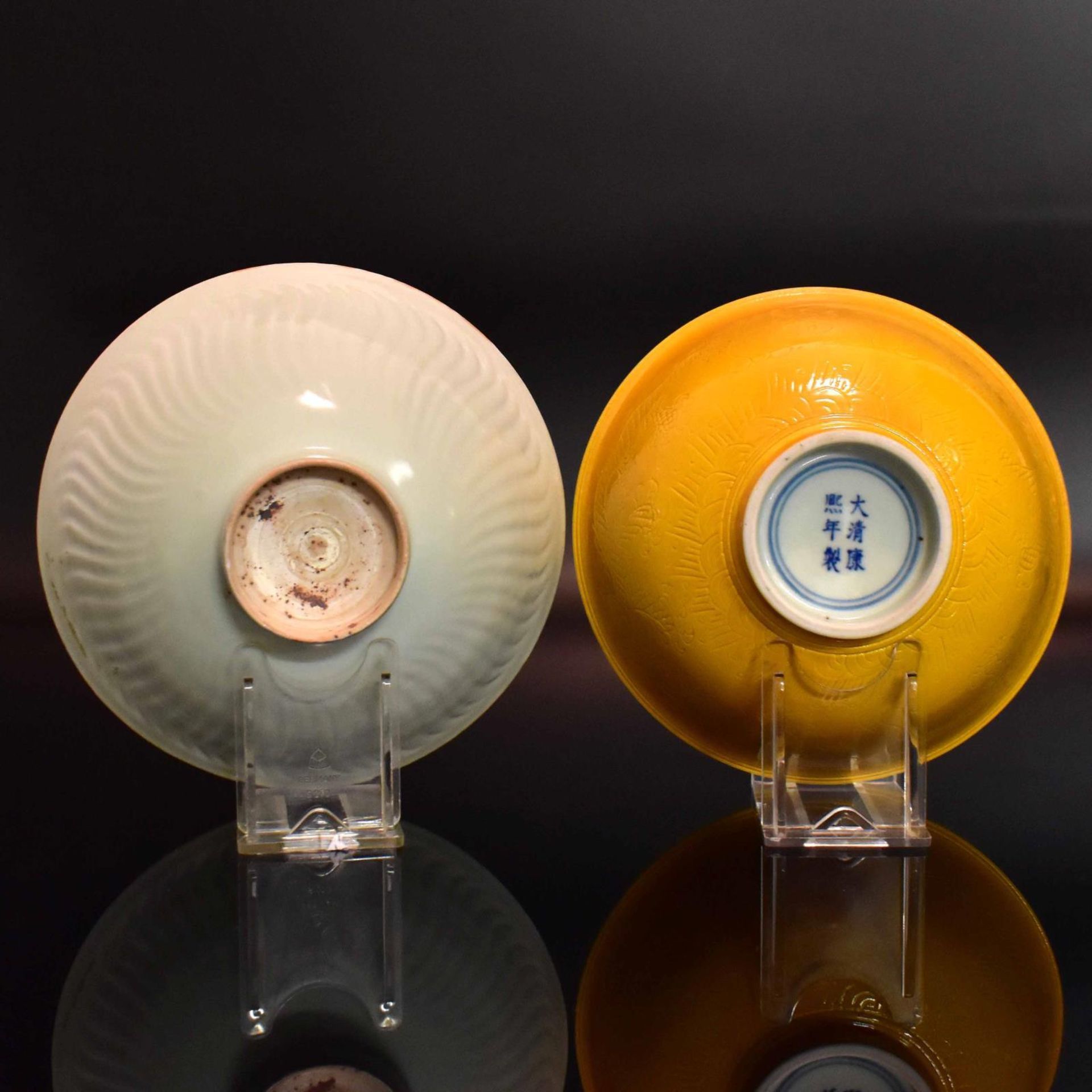 Zwei Kummen. China, 19./20. Jh. | Porzellan, staffiert bzw. Steinzeug, zartgrüne Seladonglasur. - Bild 3 aus 3