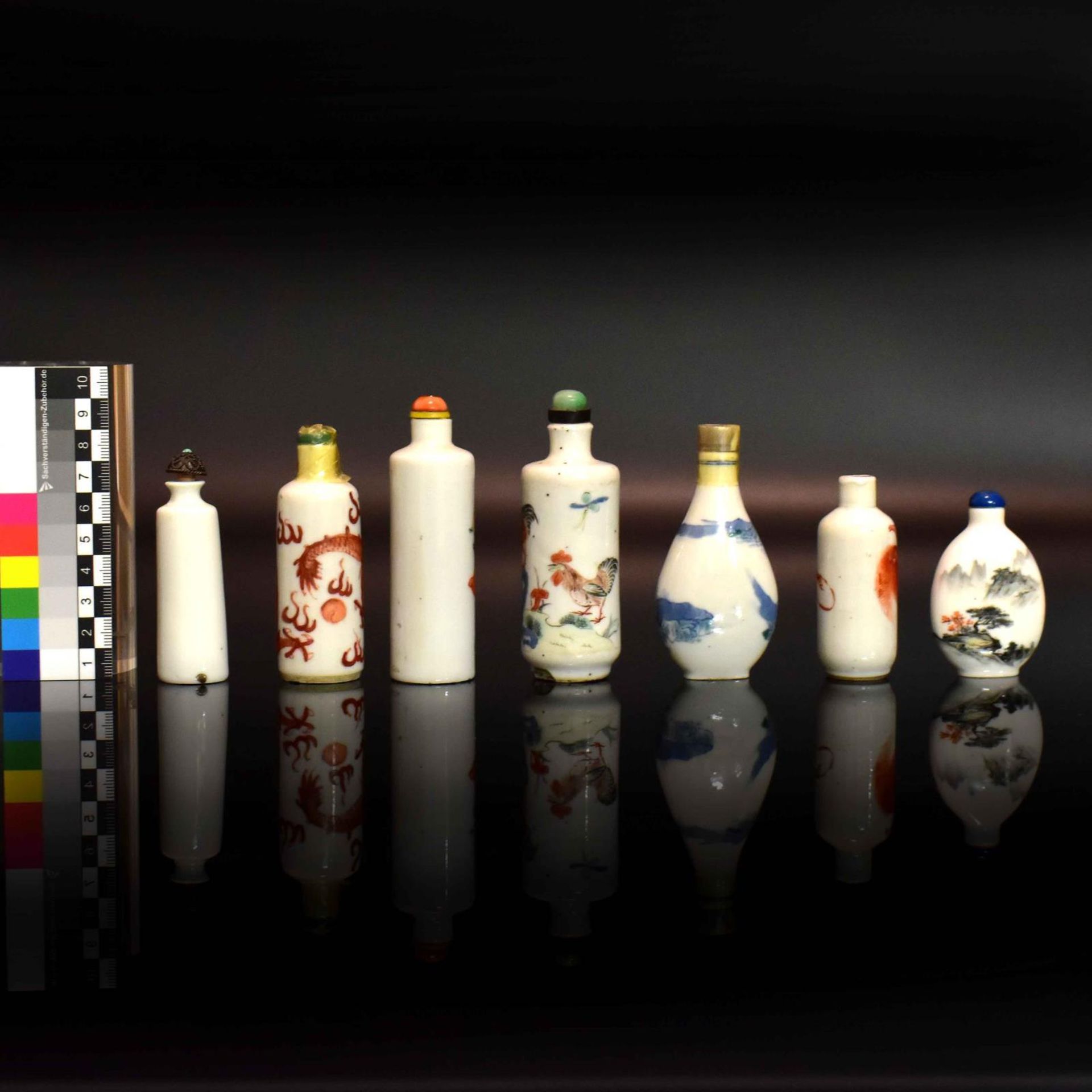 Sieben Snuff Bottles. China, 19./20. Jh. | Porzellan, überwiegend polychrome Überglasurmalerei. - Bild 2 aus 2