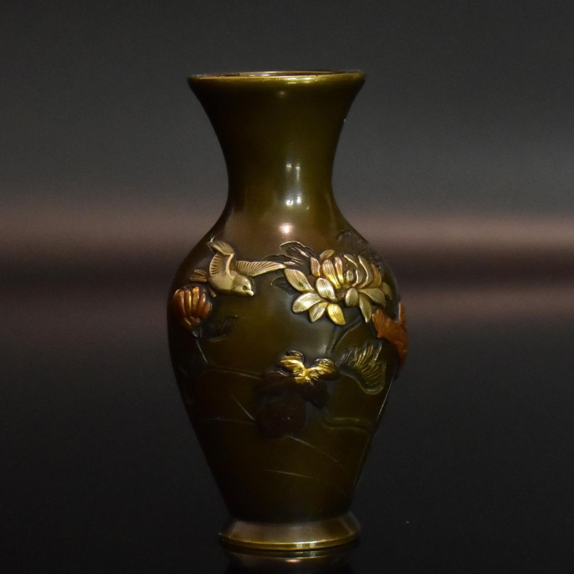 Kleine Vase. Japan, Meiji | Bronze, Gold, Silber, Shakudo (wohl).