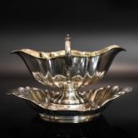 Sauciere auf Presentoir. Heilbronn, Bruckmann & Söhne | Silber, innen vergoldet.