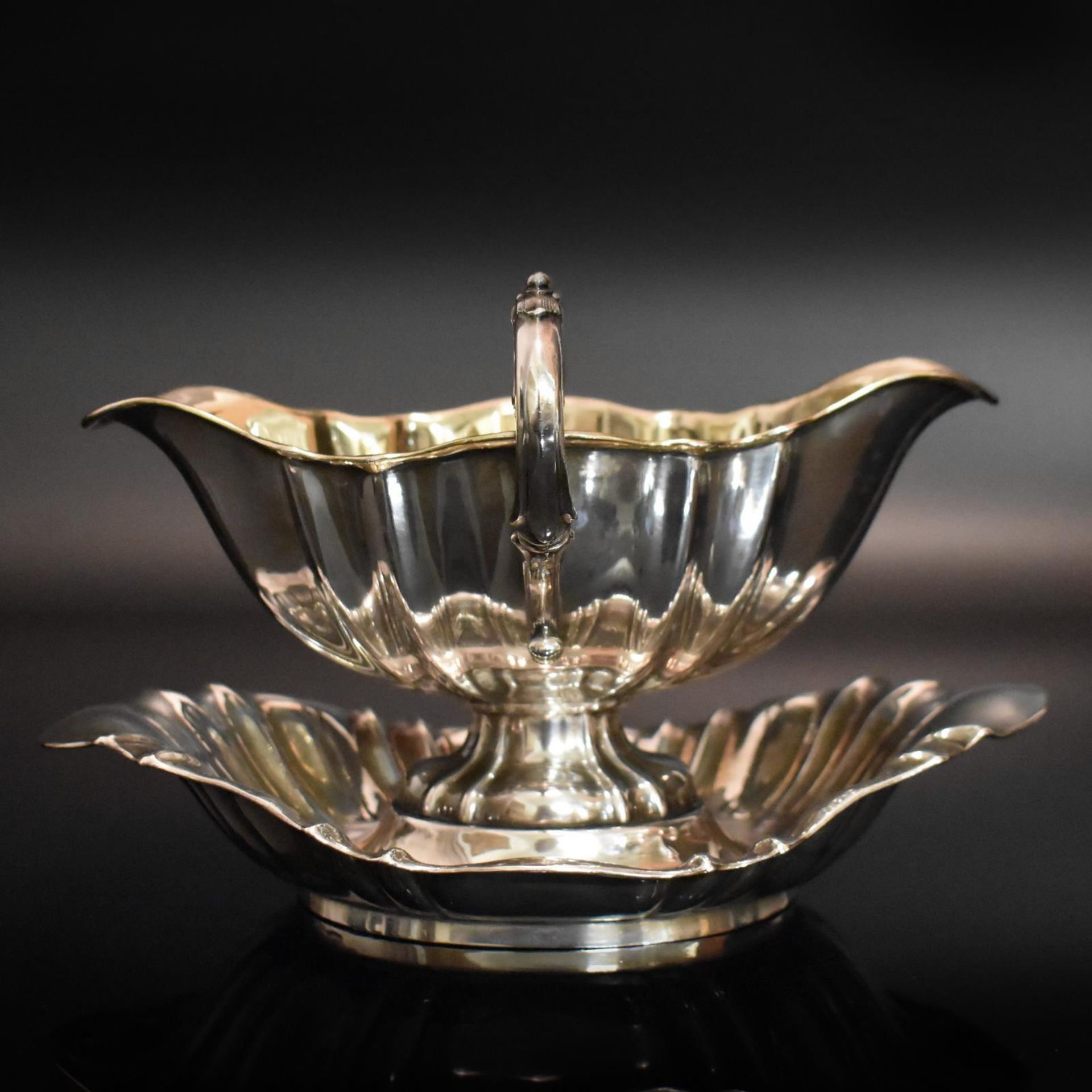 Sauciere auf Presentoir. Heilbronn, Bruckmann & Söhne | Silber, innen vergoldet.