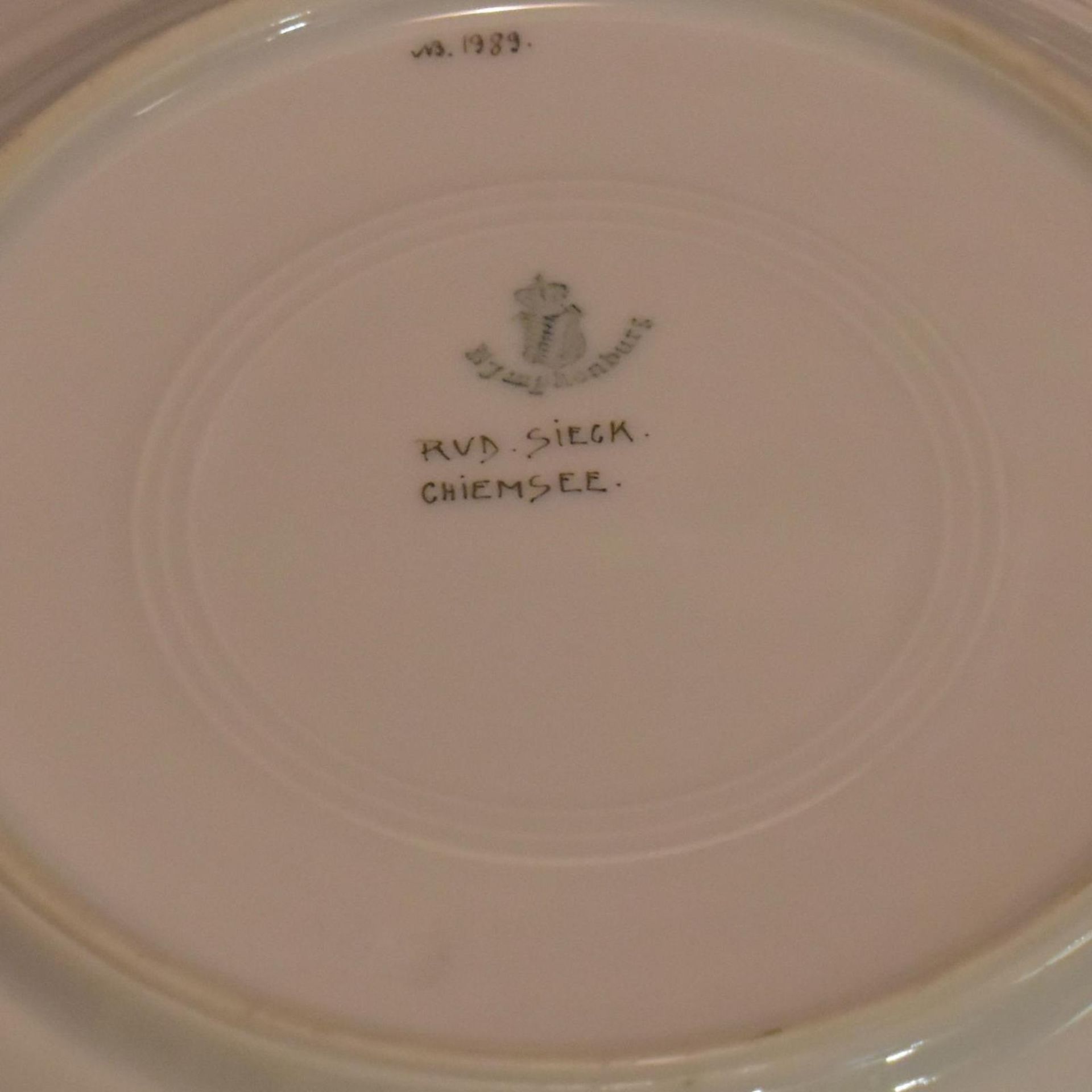 Zwei Zierteller. Nymphenburg, nach Entwürfen von R. Sieck und R. Diewock | Porzellan, Farb- und G... - Bild 3 aus 4