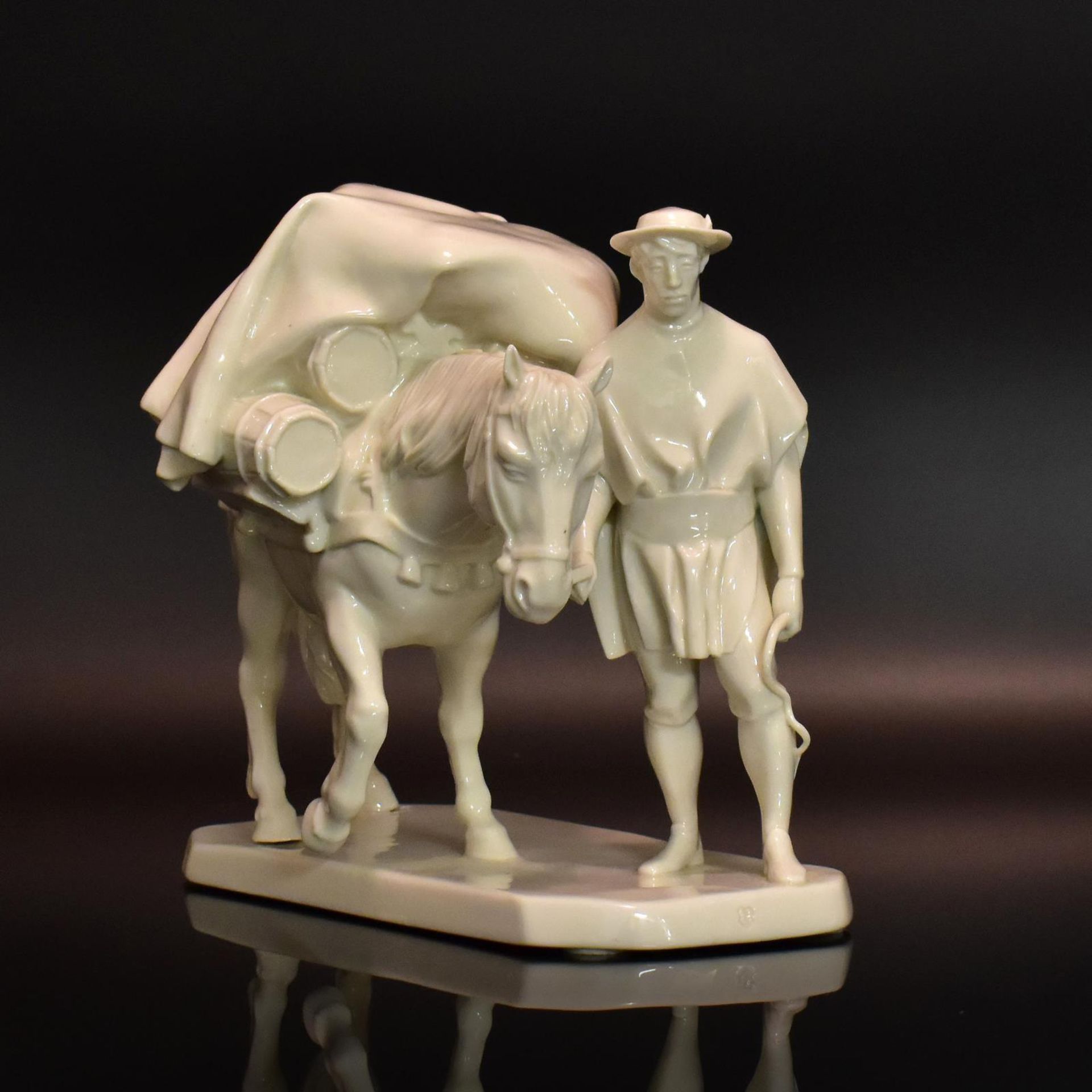 Salzsäumer mit Pferd. Nymphenburg, nach Entwurf von R. Lechner | Porzellan, weiß.