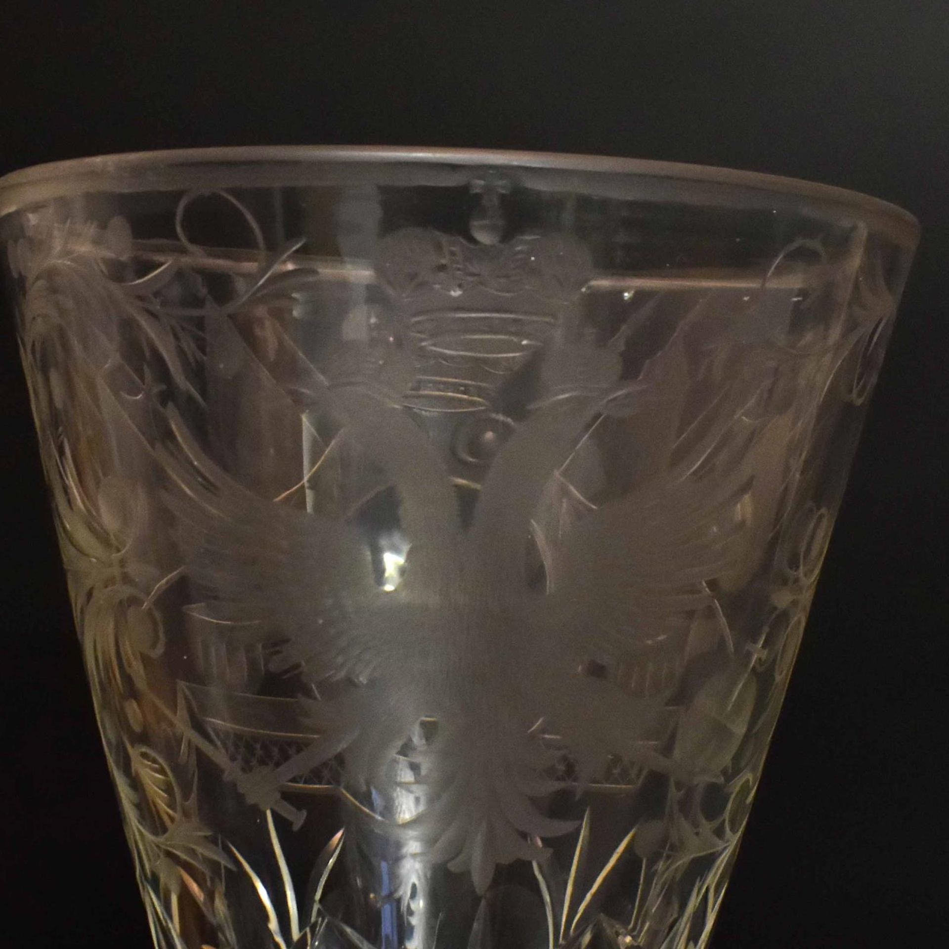 Großes Pokalglas. Wohl Russland, St. Petersburg, 18./19. Jh. | Farbloses Glas, Schnitt- und Schli... - Bild 3 aus 4