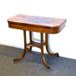 Spieltisch. 19./20. Jh. | Nussholz (?) furniert. Messing. Filz.