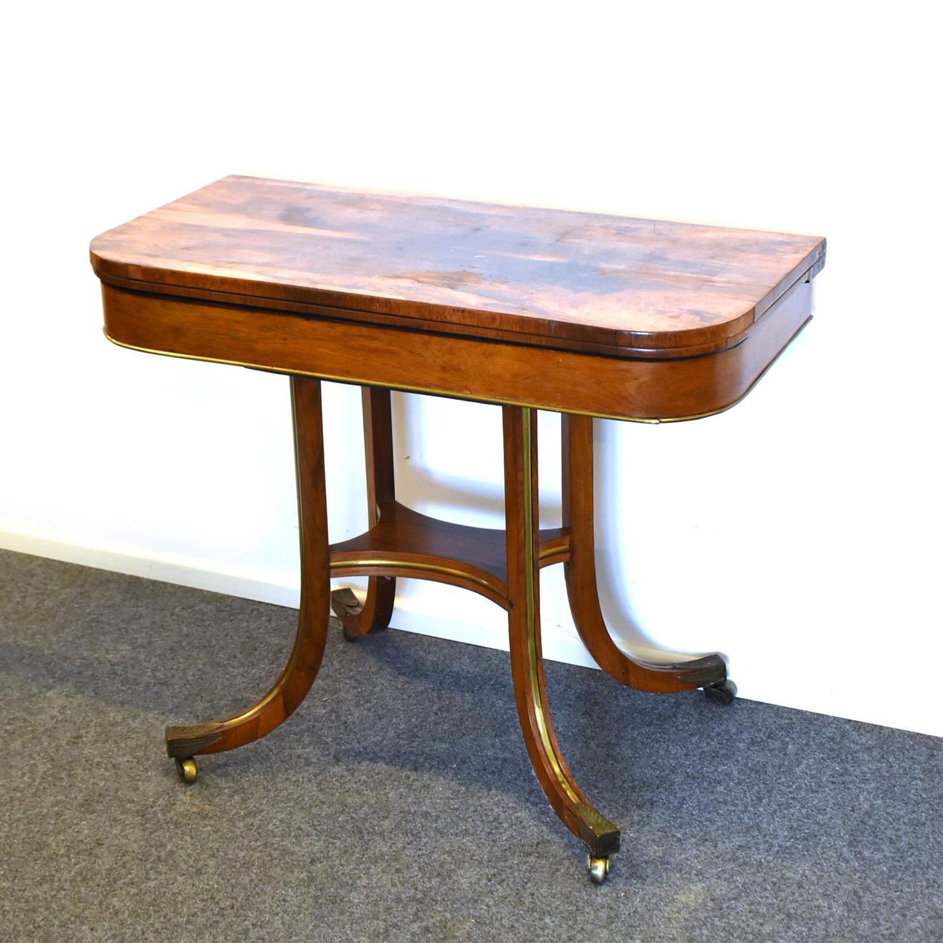 Spieltisch. 19./20. Jh. | Nussholz (?) furniert. Messing. Filz.