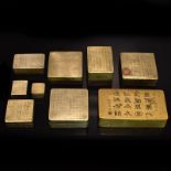 Neun Tuschedosen. China, wohl 19./20. Jh. | Wohl Paktong (Kupfer-Nickel-Zink-Legierung).