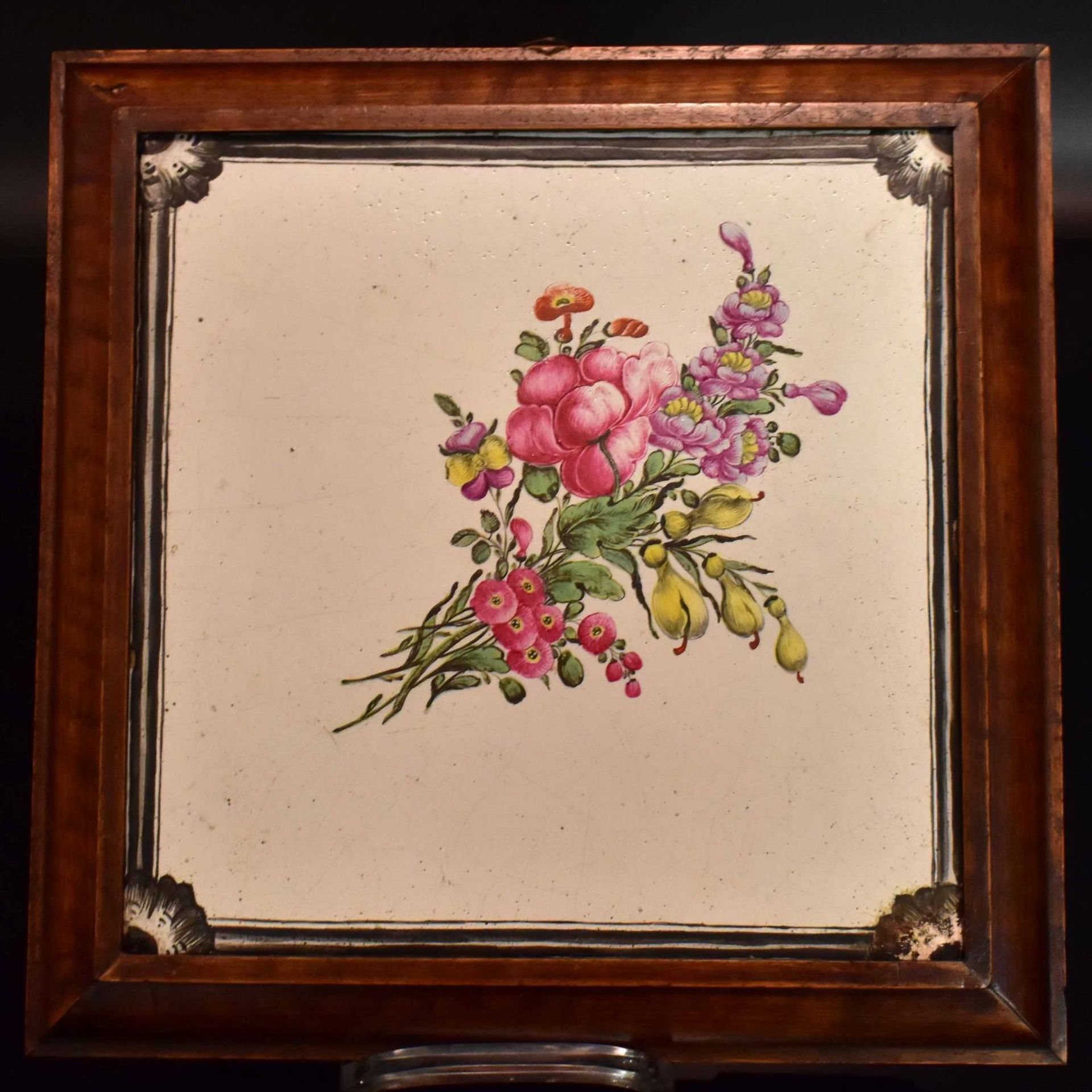 Drei Kacheln. Strassburg und Schweiz, 18. Jh. | Hafnerware, weiß glasiert. Bunt bzw. blau bemalt. - Bild 2 aus 3