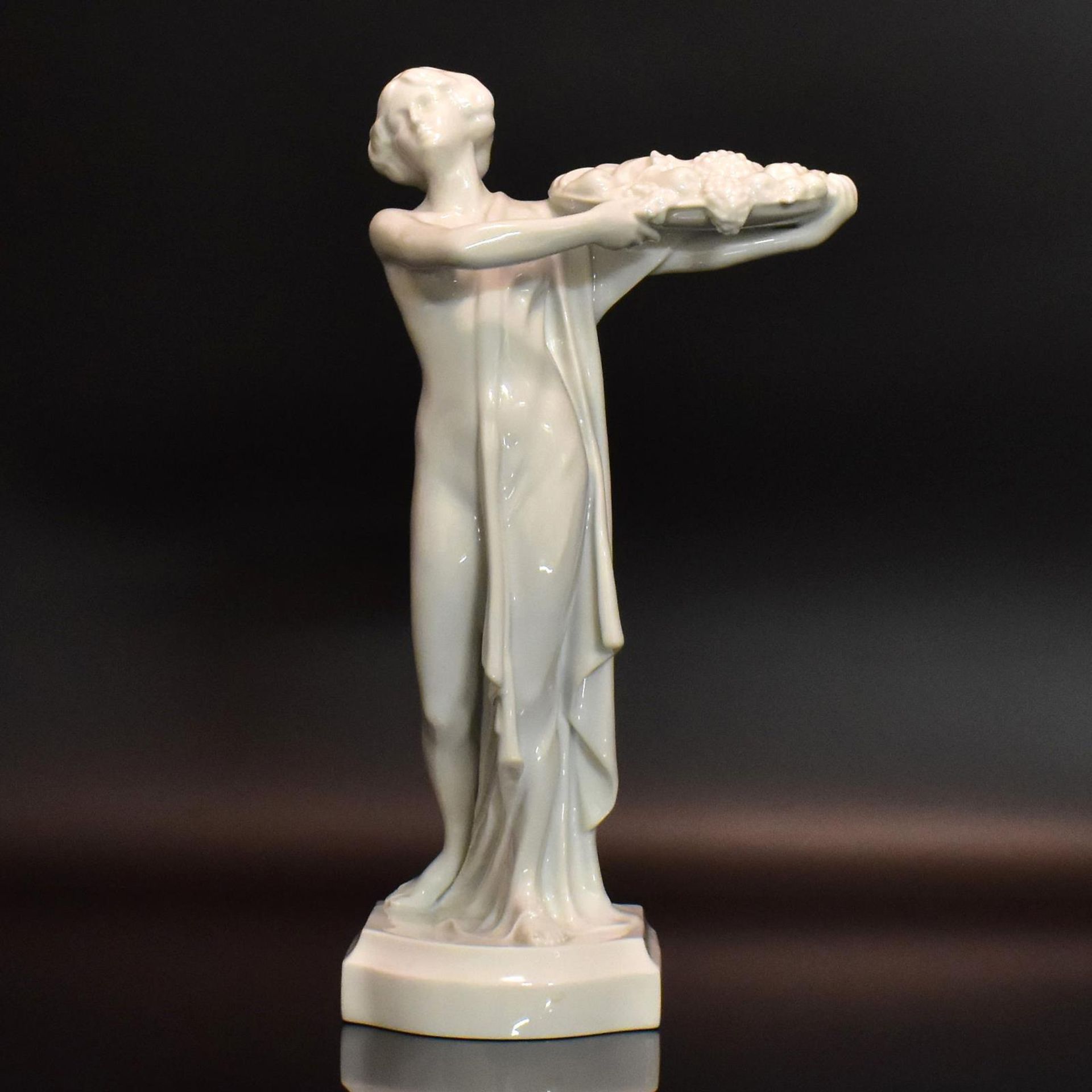 "Reife Früchte". Schwarzburger Werkstätten, nach Entwurf von E. Wagner | Porzellan, weiß.