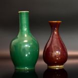 Zwei Flaschenvasen. China, Qing | Steinzeug, braune und grüne Glasur.