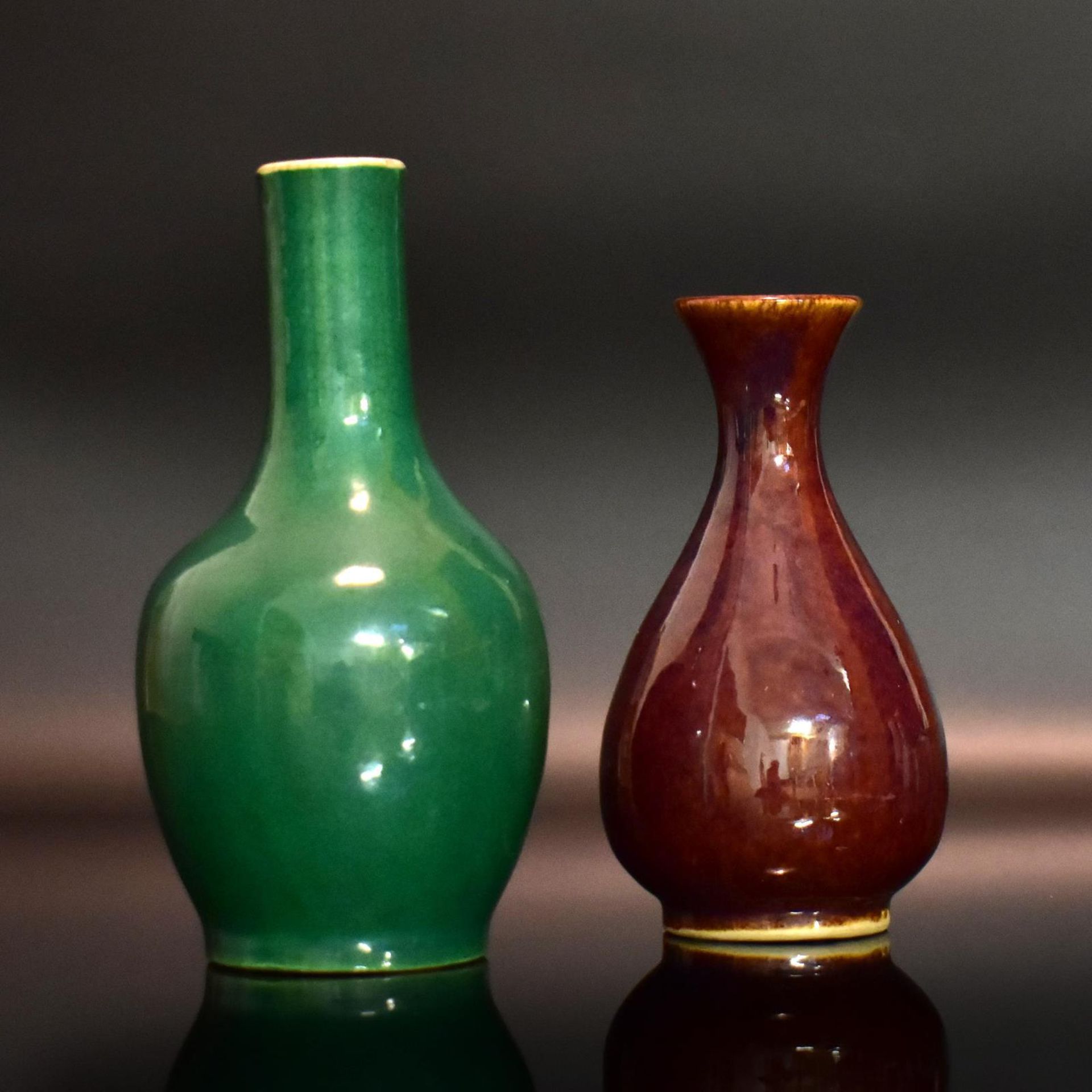 Zwei Flaschenvasen. China, Qing | Steinzeug, braune und grüne Glasur.