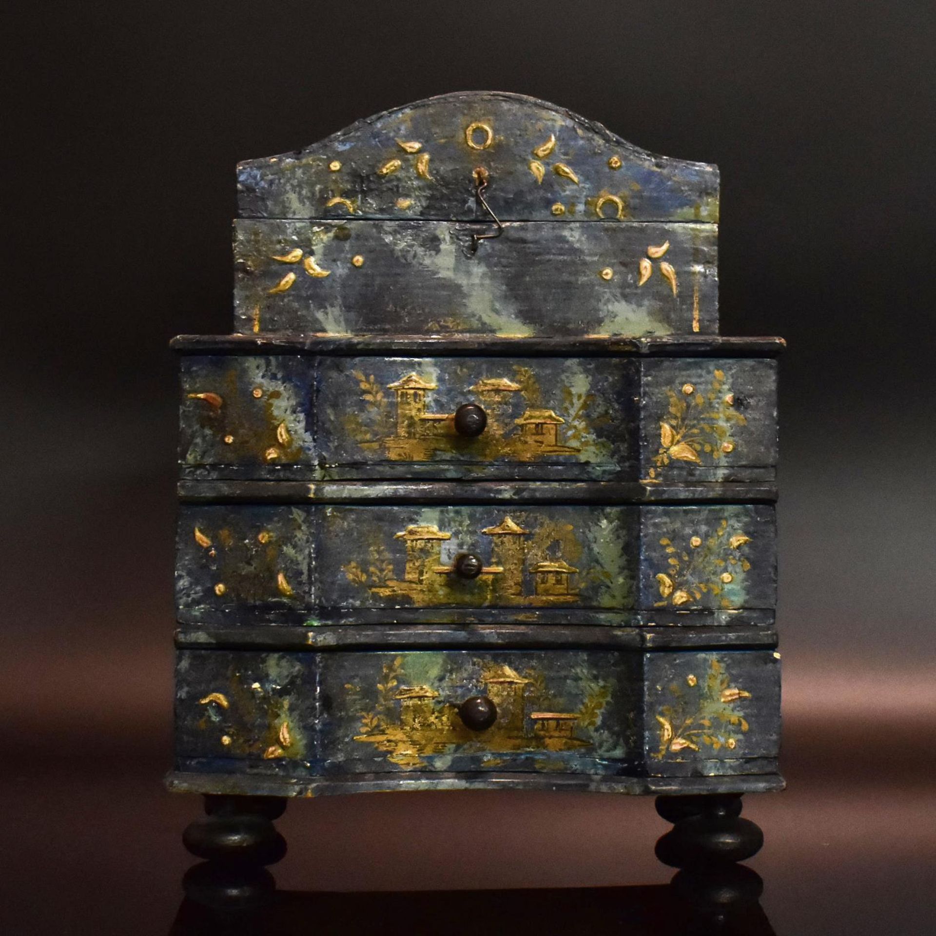 Miniaturkommode. 19./ 20. Jh. | Holz, Farbfassung. Metall.