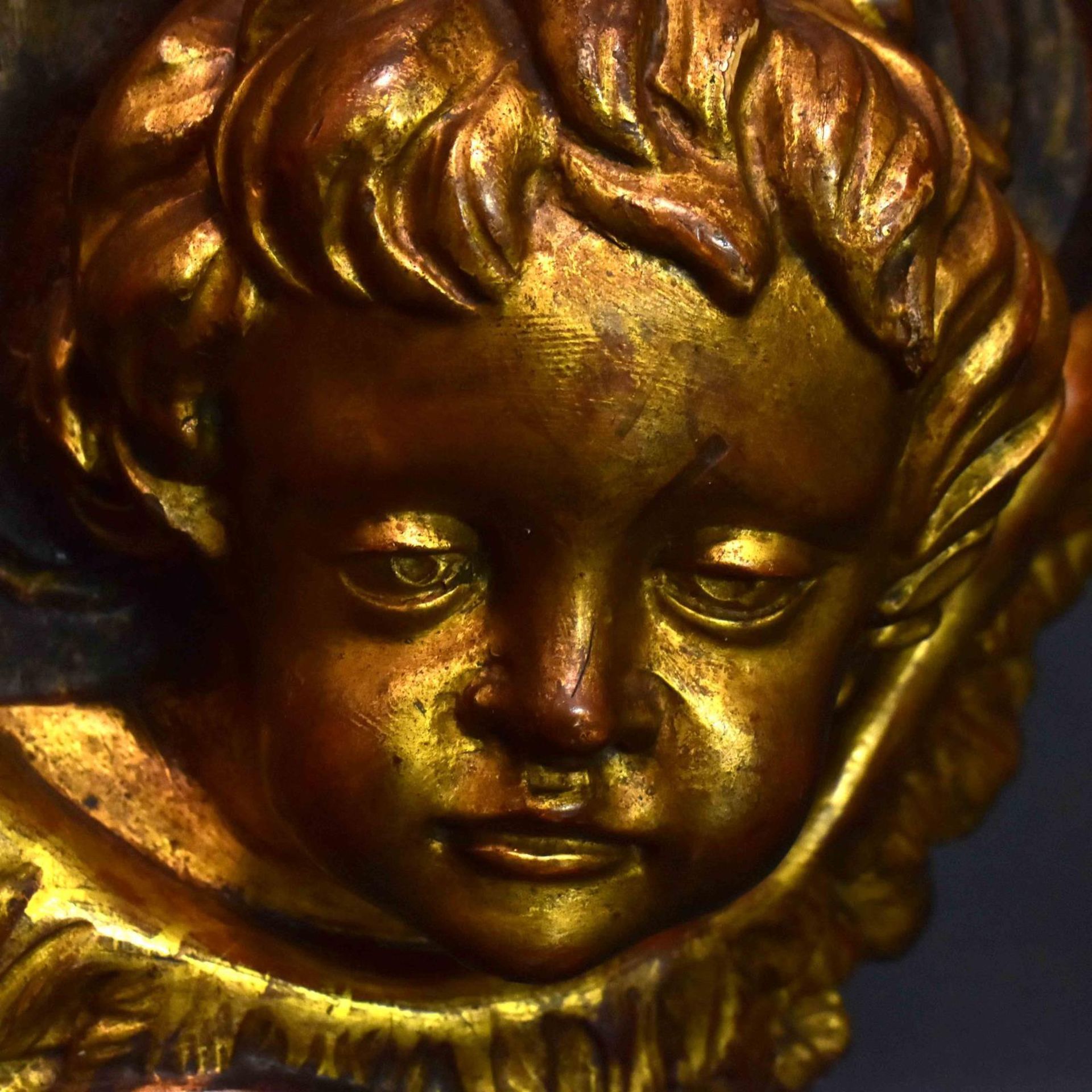 Zwei Puttenköpfe in Wolkenbank. 19./20. Jh. | Holz, geschnitzt, Farb- und Goldfassung. - Bild 3 aus 3