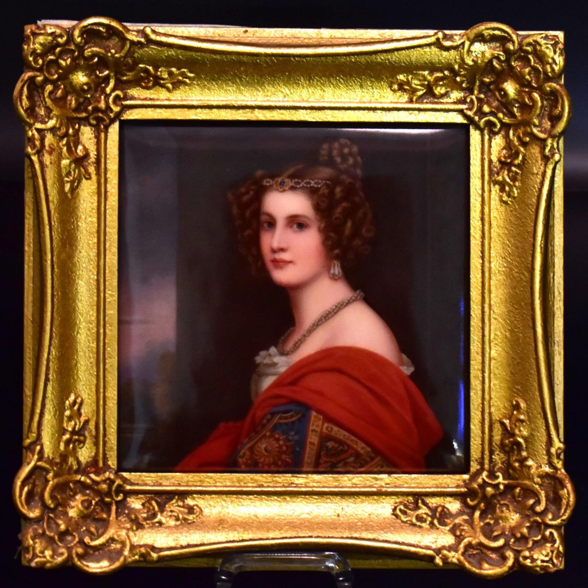 Vier Frauenportäts. Überwiegend Hutschenreuther, vor 1920 | Porzellan (3 x) bzw. Steingut, farbig... - Bild 2 aus 8