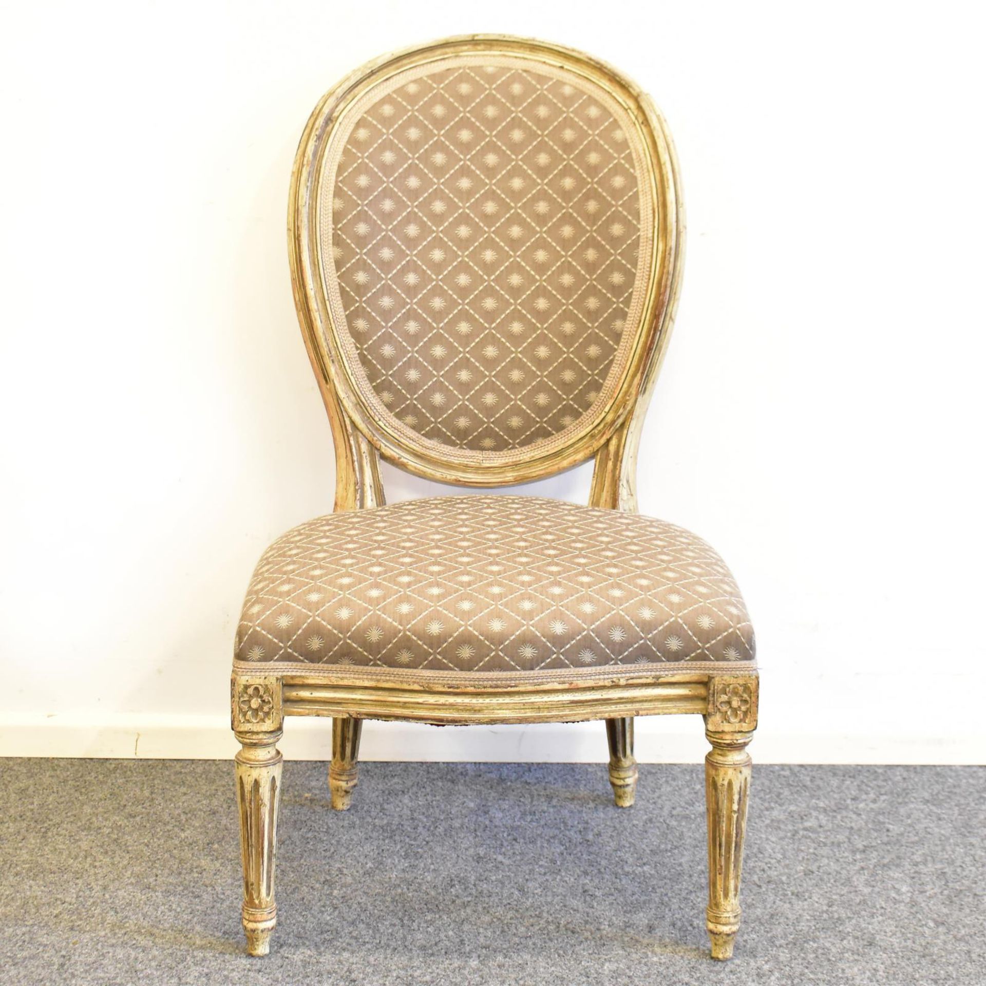 Kleiner Stuhl. 19./20. Jh., Louis XVI Stil | Holz, geschnitzt, weiße Fassung. Stoffbezug.