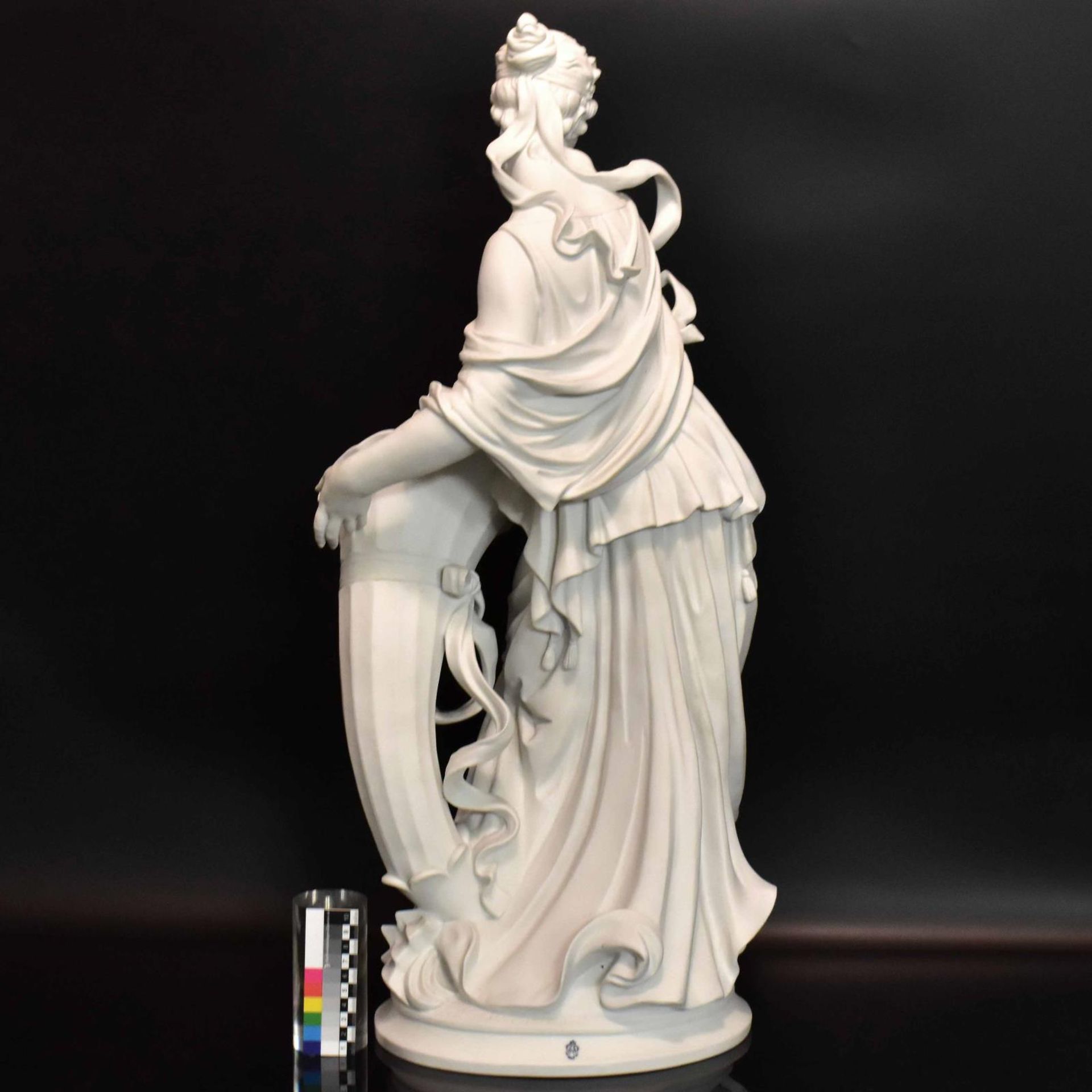 Dame mit Füllhorn und Blumen. Aelteste Volkstedter, nach Entwurf von Gustav Oppel | Biskuitporzel... - Bild 2 aus 3