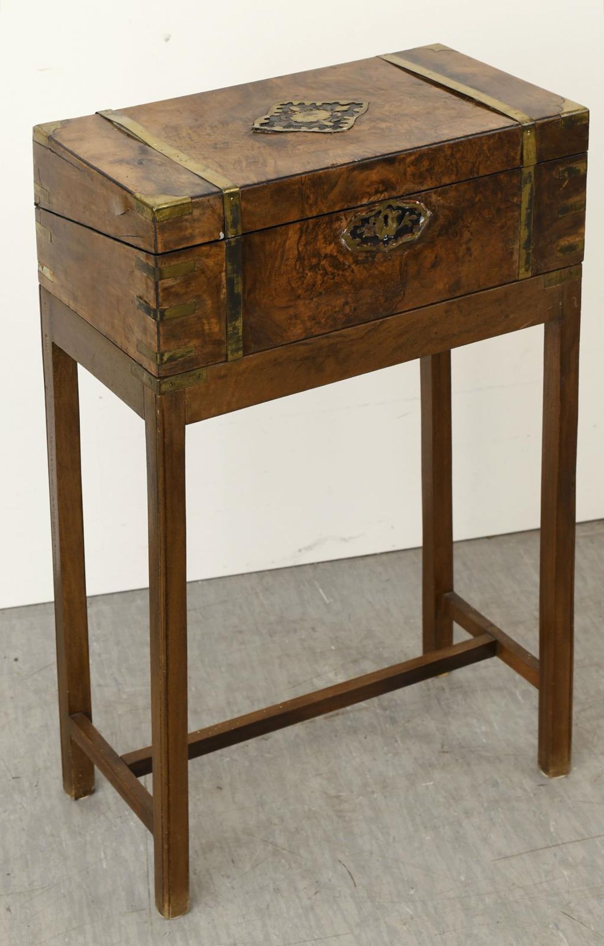 Kleiner Reisesekretär mit Untergestell. 19. Jh. | Verschiedene Hölzer furniert, tlw. geschwärzt,... - Bild 2 aus 2