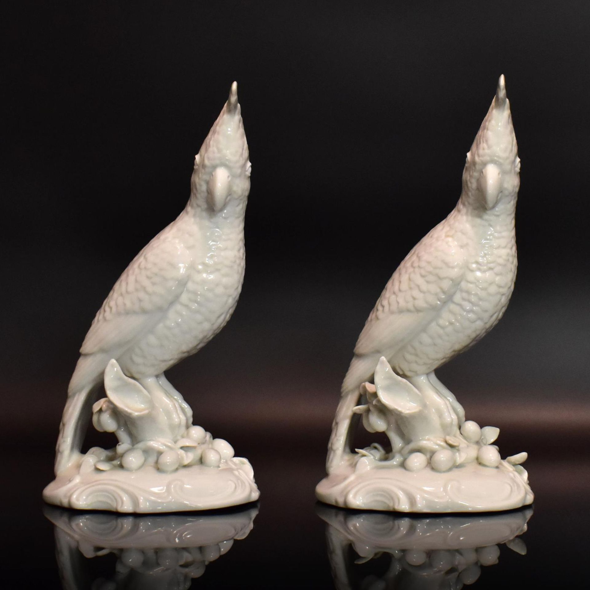 Zwei Kakadus. Ludwigsburg, 20. Jh. | Porzellan, weiß.