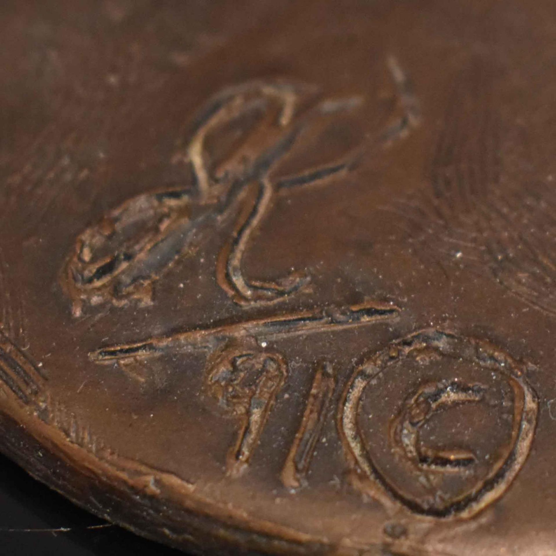 KENNEDY, JOHN. Figürlicher Kerzenleuchter - Serie "Tara". Bronze, patiniert. - Bild 3 aus 3