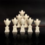 Acht Ziervasen auf Postamenten. Nymphenburg | Porzellan, weiß.