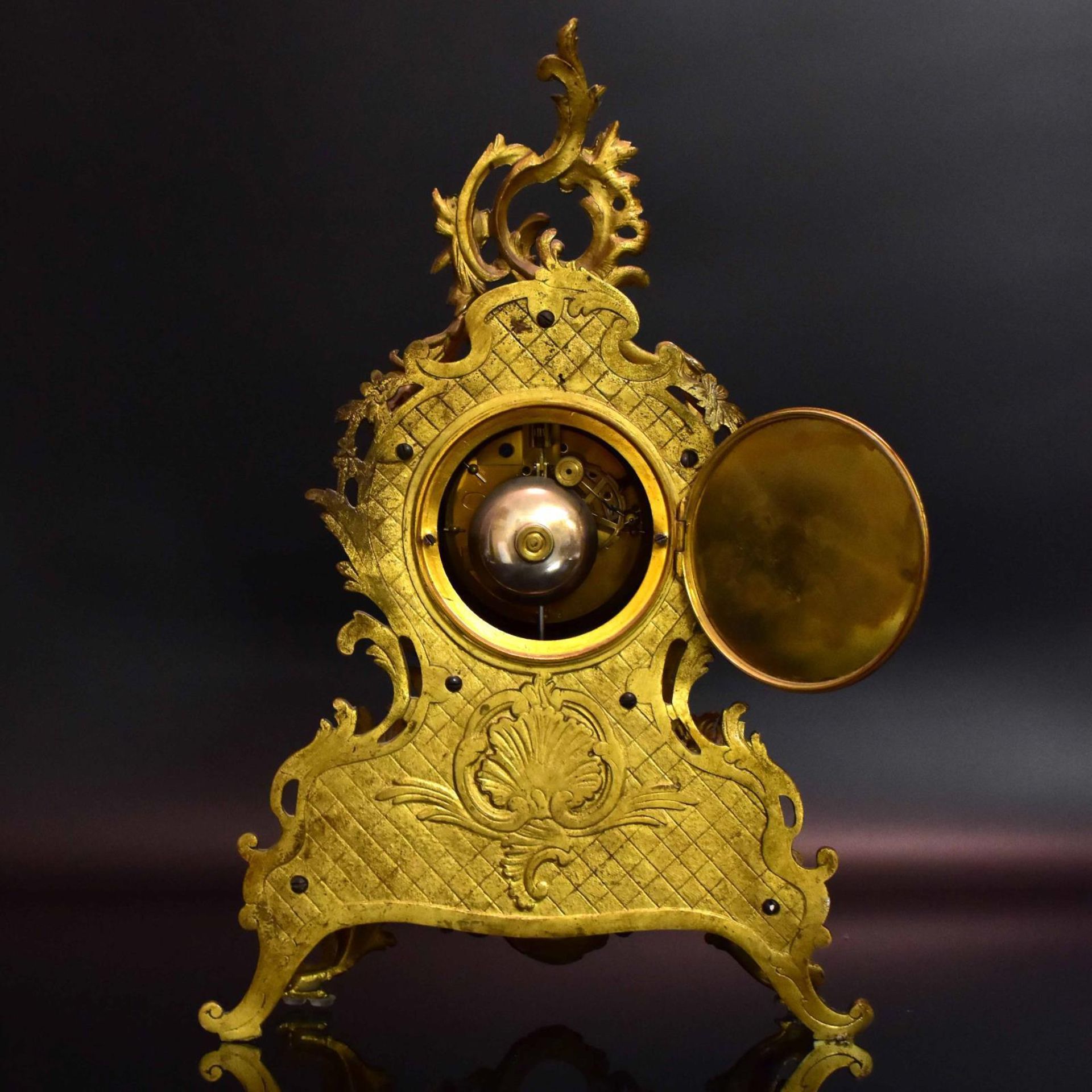 Kaminuhr. 19./20. Jh., Rokokostil | Gelbguss. Email. Glas. - Bild 4 aus 5