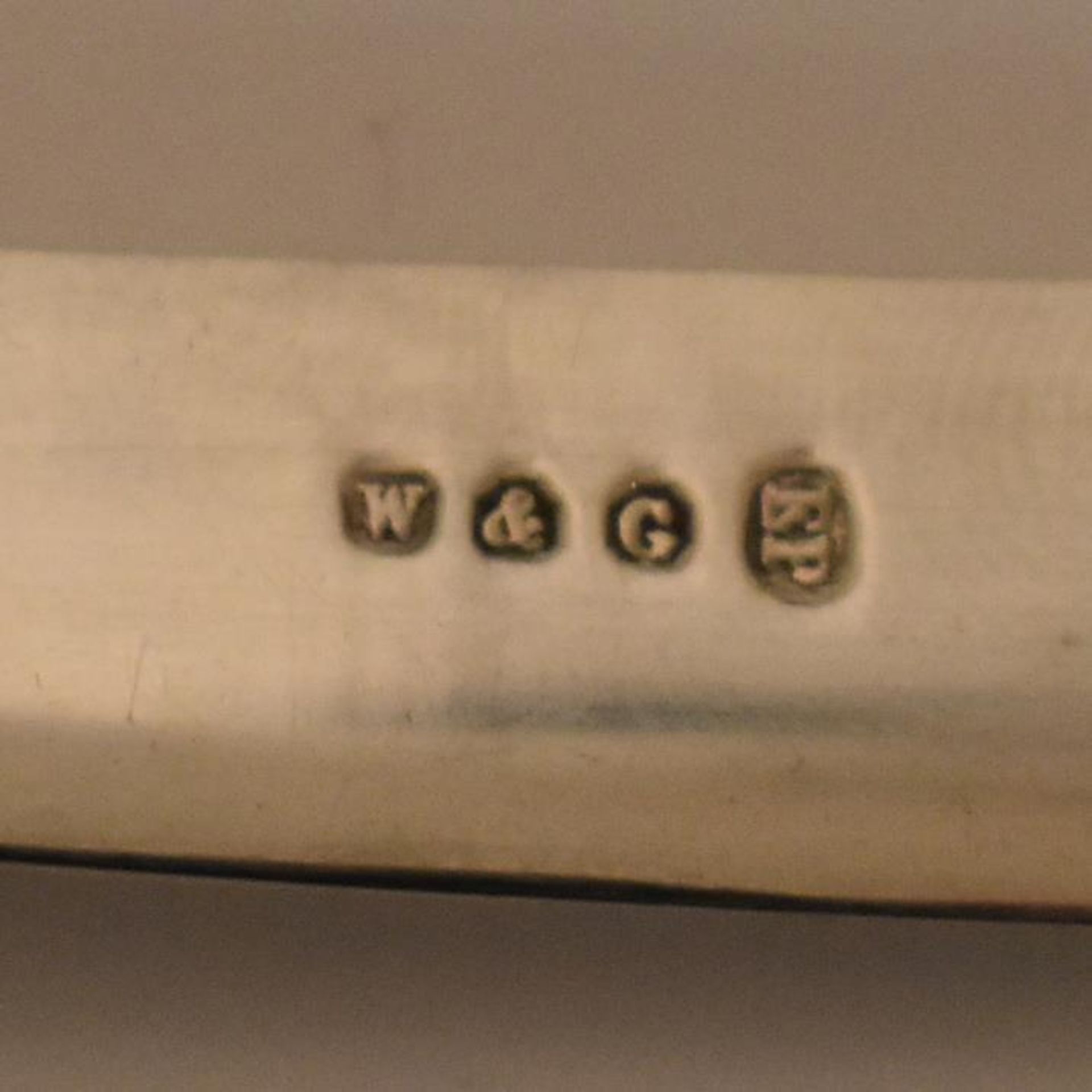 Sechs Buttermesser. Sheffield, 1918/1919, John Biggin | Silber. Klingen versilbert. - Bild 3 aus 3