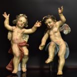 Ein Paar geflügelte Putten. Tirol/Alpenraum, 20. Jh. | Holz, geschnitzt, Farb- und Goldfassungen.