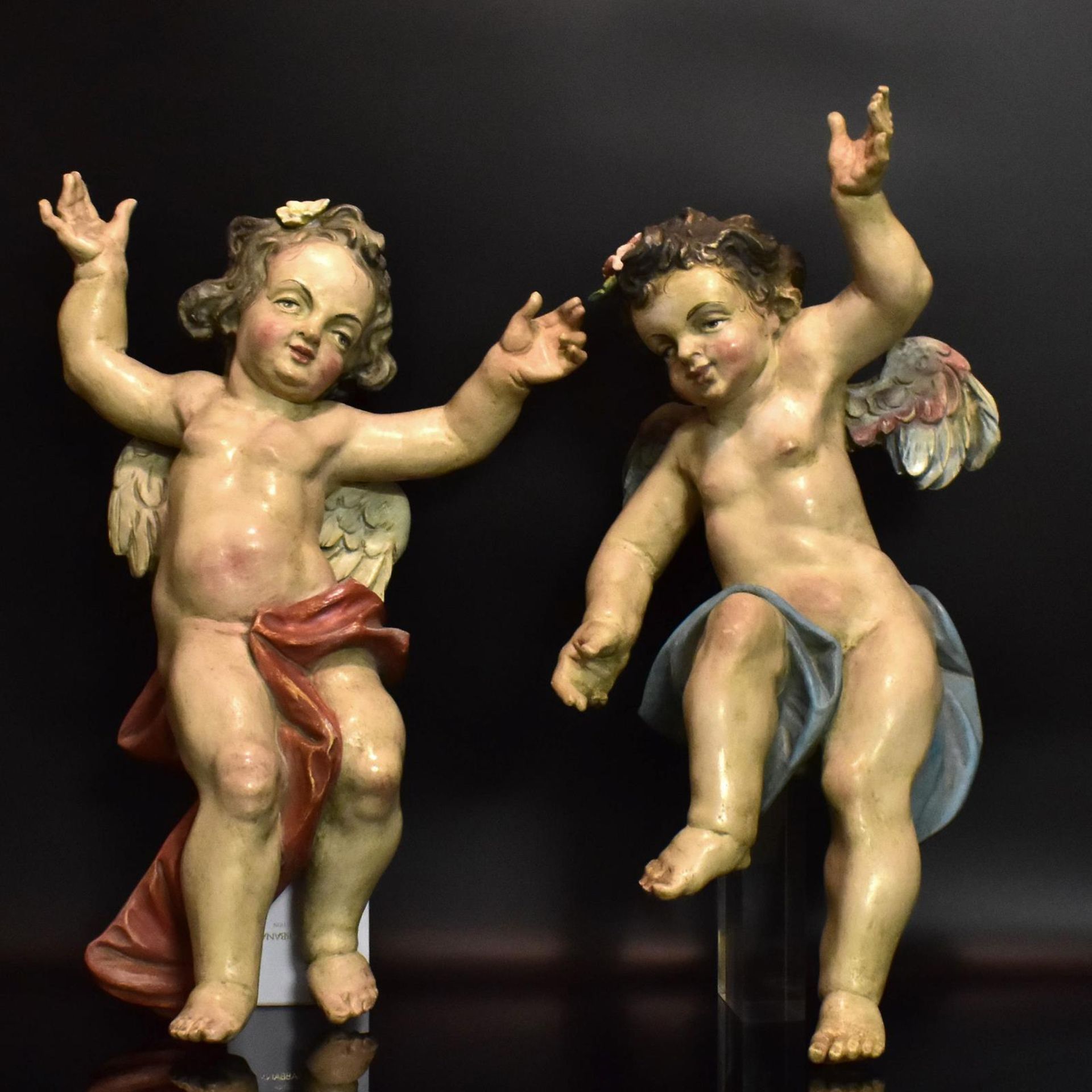 Ein Paar geflügelte Putten. Tirol/Alpenraum, 20. Jh. | Holz, geschnitzt, Farb- und Goldfassungen.