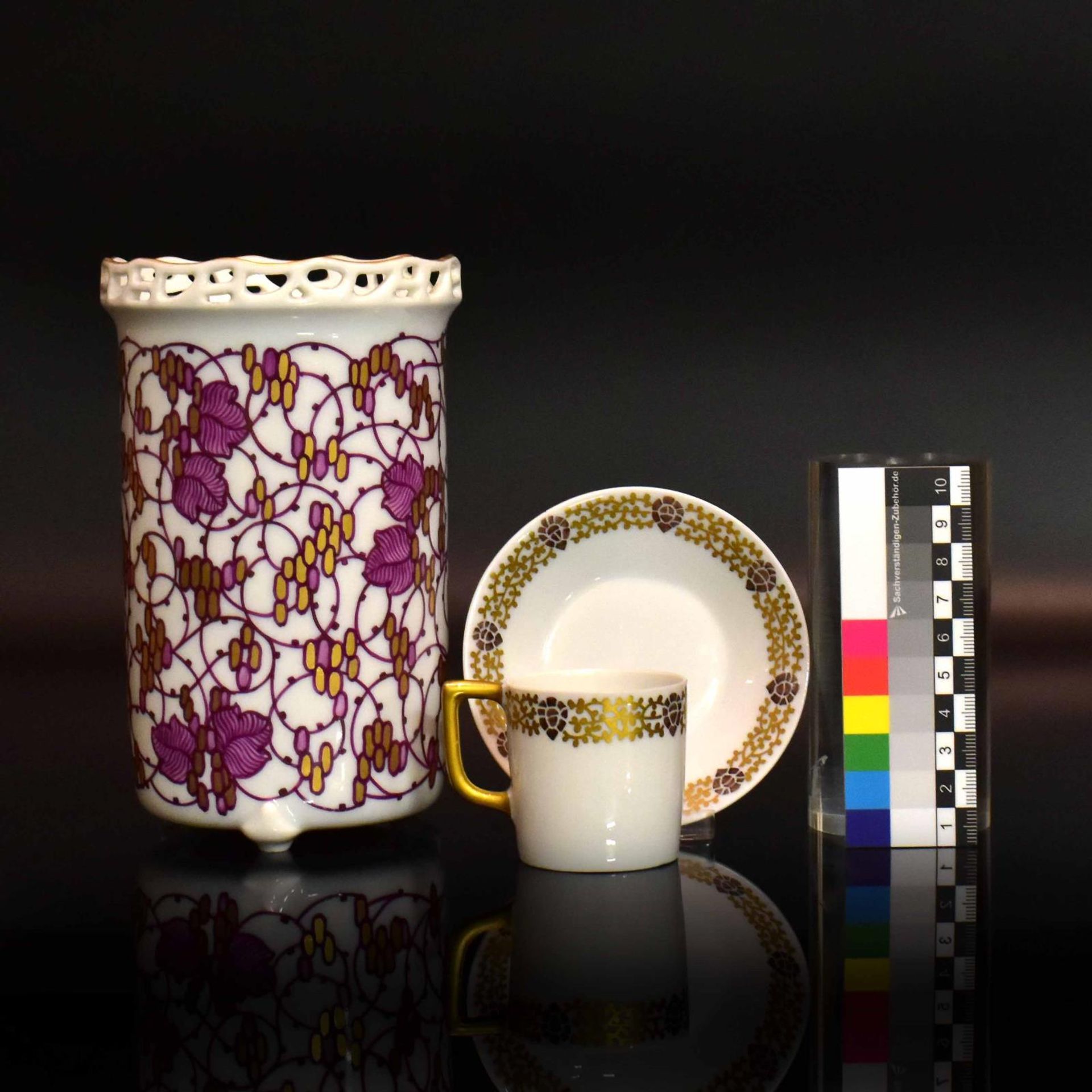 Vase und Mokkatasse mit Untertasse. Nymphenburg, nach Entwurf von A. Niemeyer (Form und Dekor) |... - Bild 2 aus 4