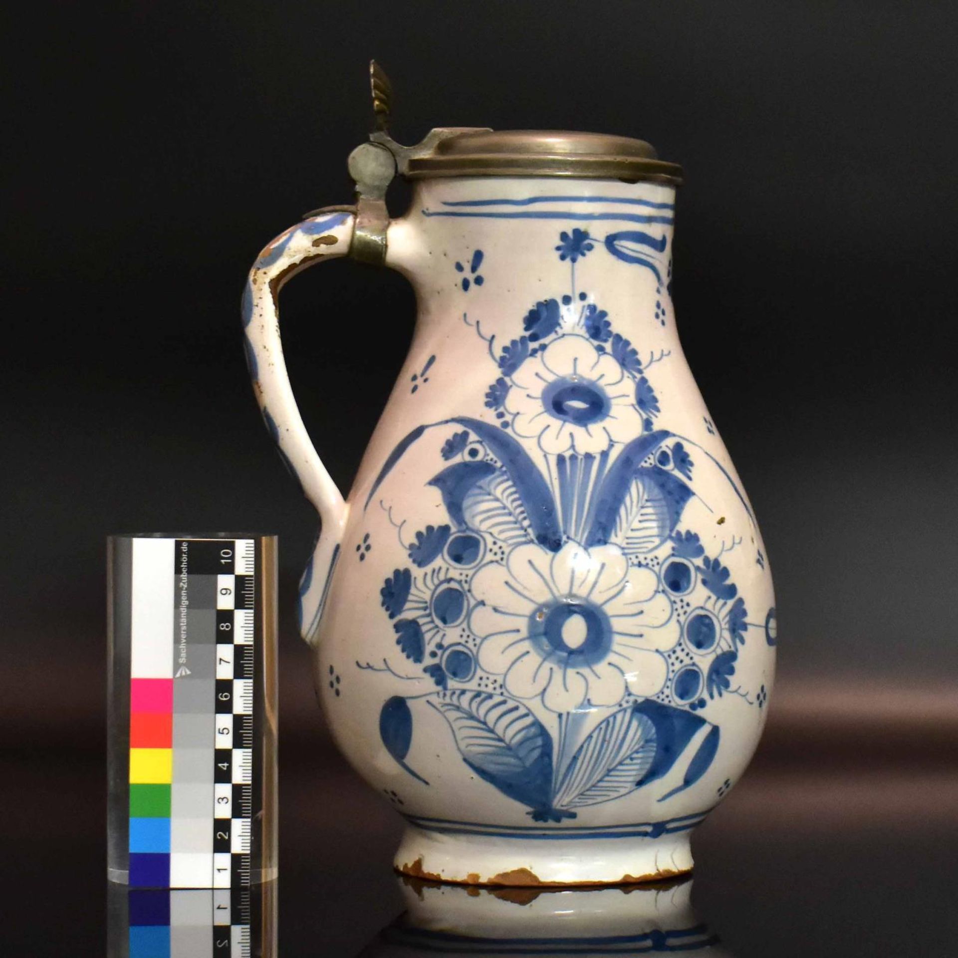 Weithalskrug. Hanau, 18. Jh. | Fayence, Zinndeckel. - Bild 2 aus 3