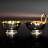 Kleines Milchkännchen und Zuckerschale. Silber, innen vergoldet.