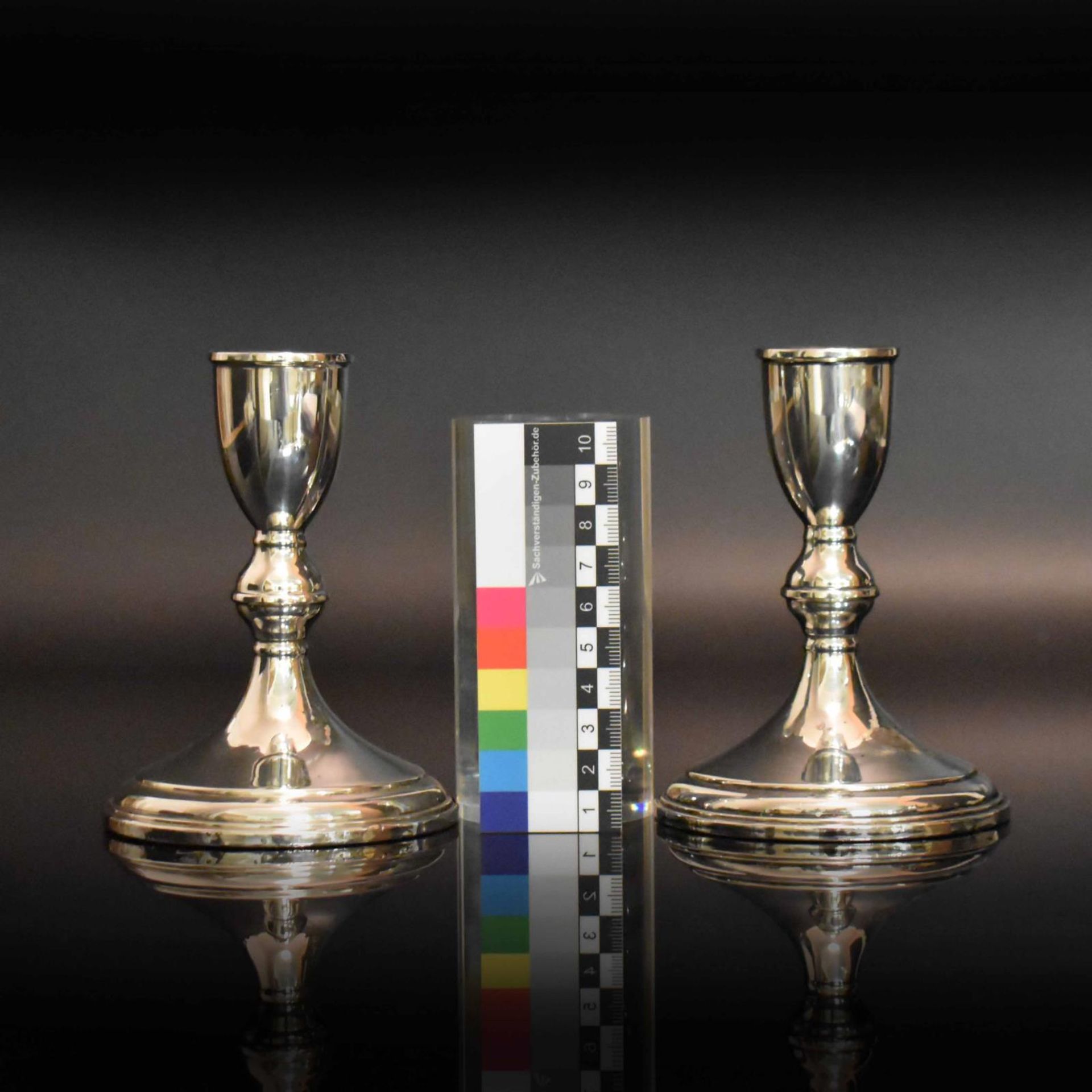 Ein Paar Kerzenleuchter. Silber. - Bild 2 aus 3