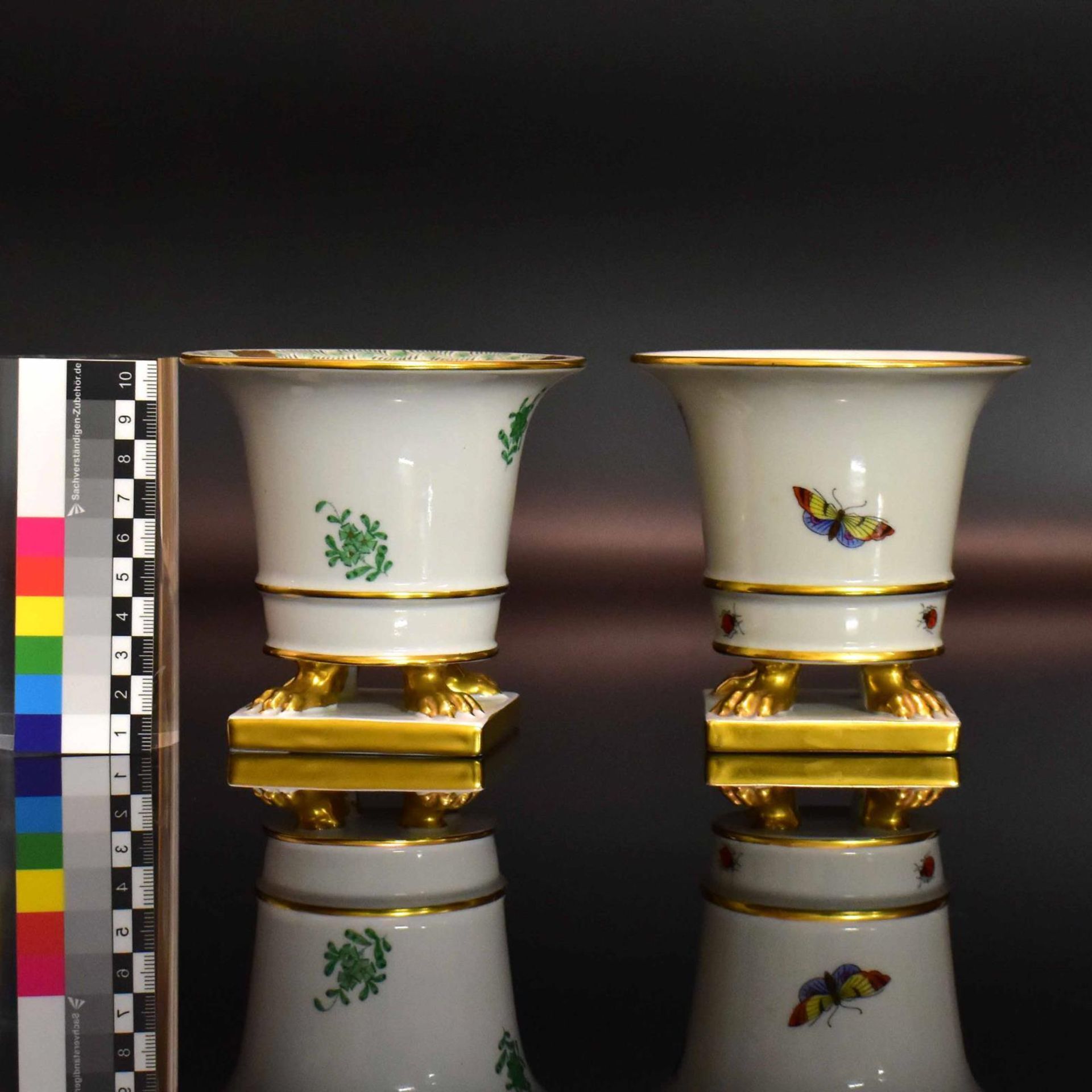 Zwei Vasen. Herend | Porzellan, Farb- und Goldstaffagen. - Bild 2 aus 3