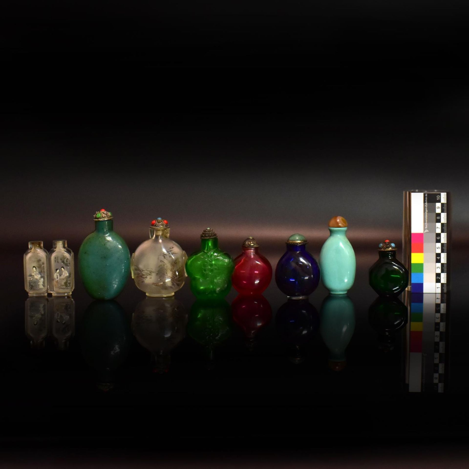 Acht Snuff Bottles. China, 19./20. Jh. | Farbloses bzw. farbiges Glas, tlw. opak. - Bild 2 aus 2