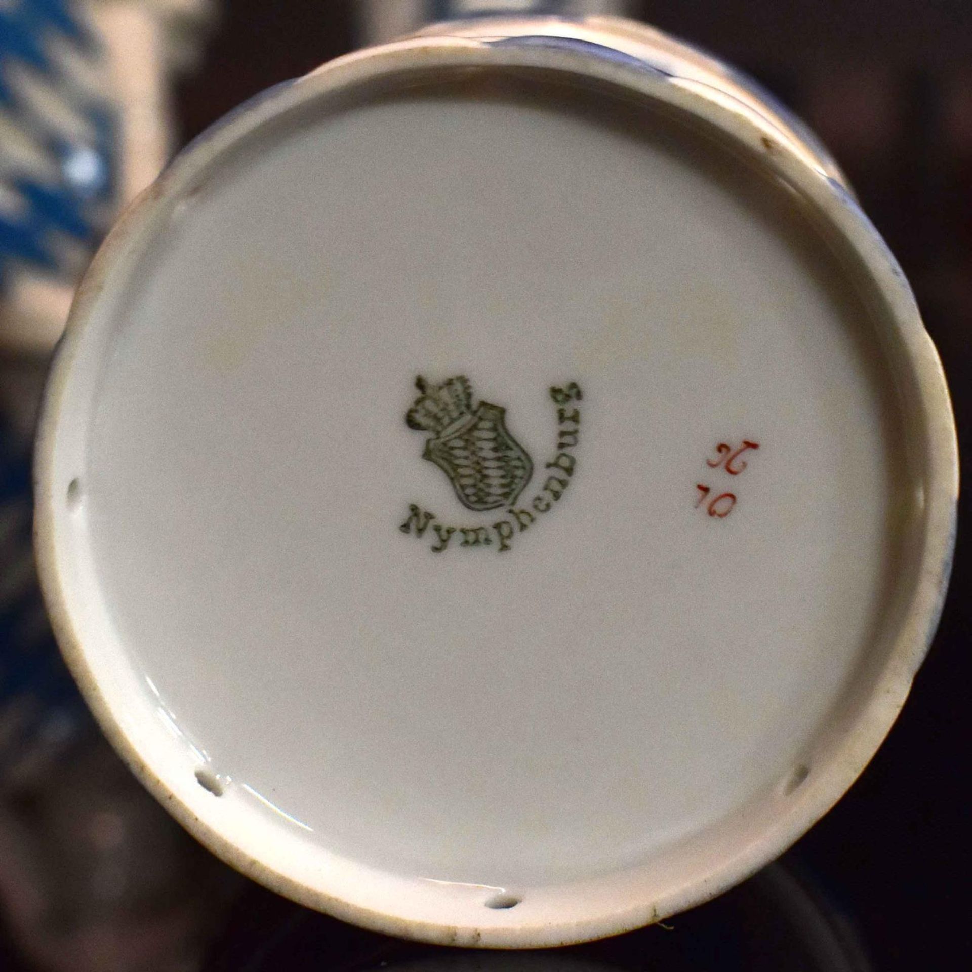 Bayerischer Putto mit Raupenhelm und drei Trommeln. Nymphenburg, 1975 bis 1997, Entwurf von E. A.... - Bild 2 aus 2