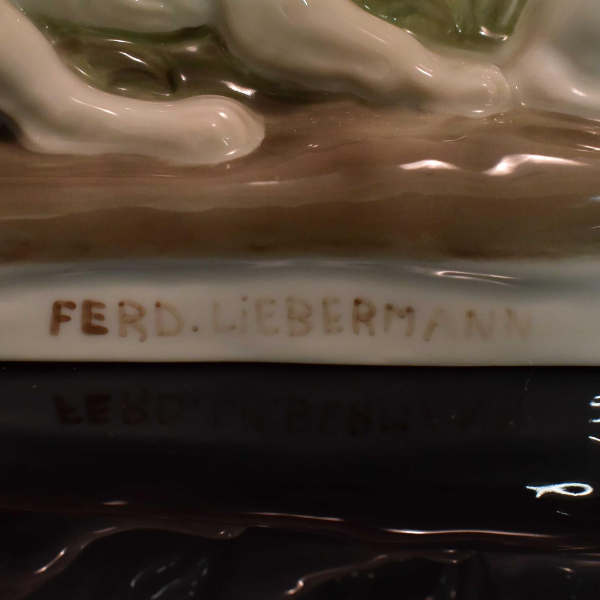 "Erwischt". Rosenthal, nach Entwurf von F. Liebermann, um 1920 | Porzellan, Unterglasurstaffage. - Bild 3 aus 4