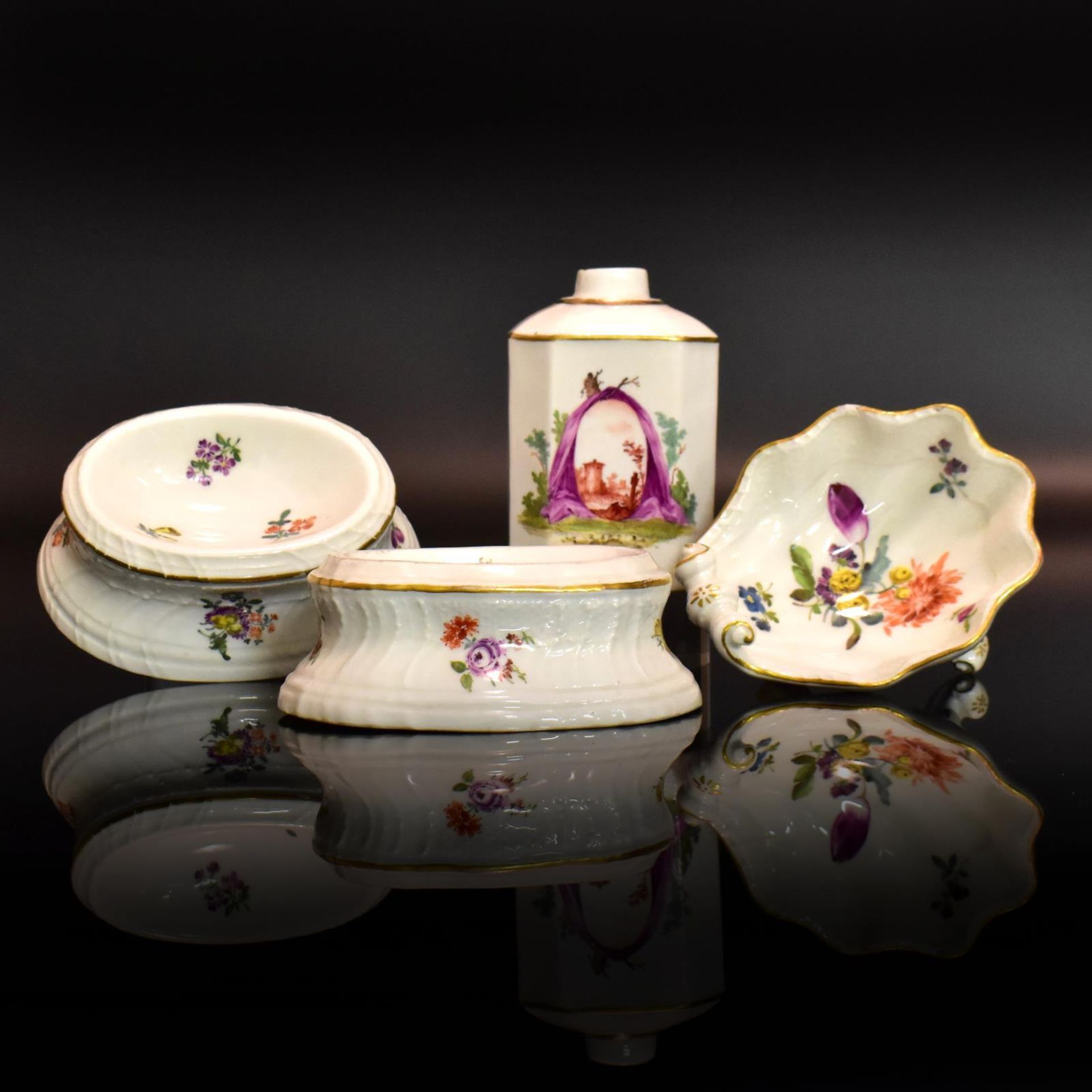 Drei Gewürzschälchen und Teedose. Meissen, 18. Jh. und später | Porzellan, Farb- und Goldstaffagen.