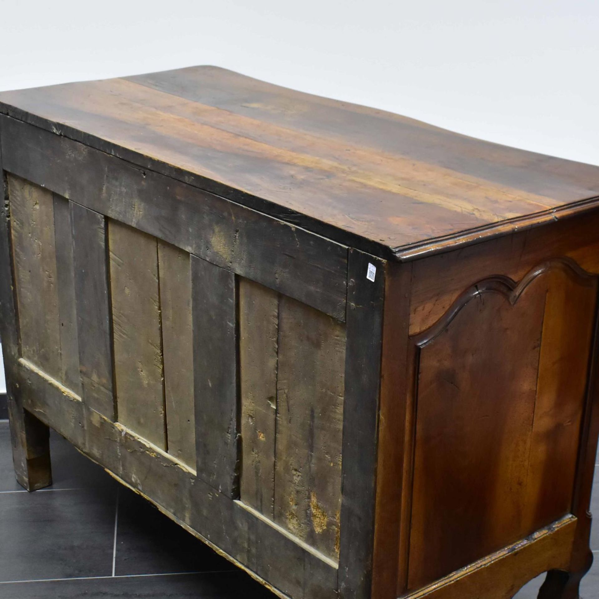 Kommode. Um 1900, Barockstil | Nussbaum und andere Hölzer. Stoff. Messing. - Bild 2 aus 2