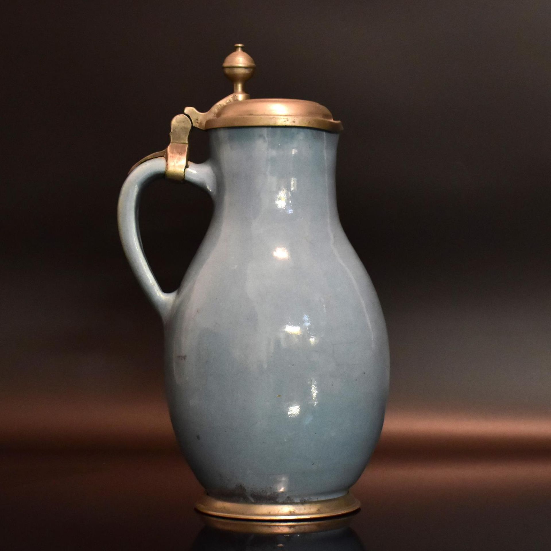 Birnkrug. Wohl Nürnberg, 18. Jh. | Fayence, Zinndeckel und -montierung.