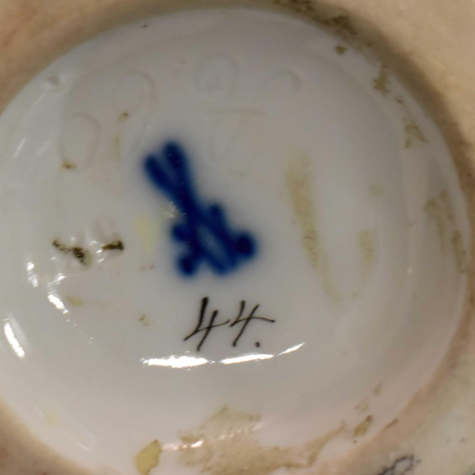 Putto als Allegorie des Herbstes. Meissen, Knaufzeit, nach Entwurf von J. J. Kaendler | Porzellan... - Bild 3 aus 3