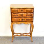 Beistellkommode. 19. Jh. und später | Nussbaum, Zwetschge und andere Hölzer furniert.