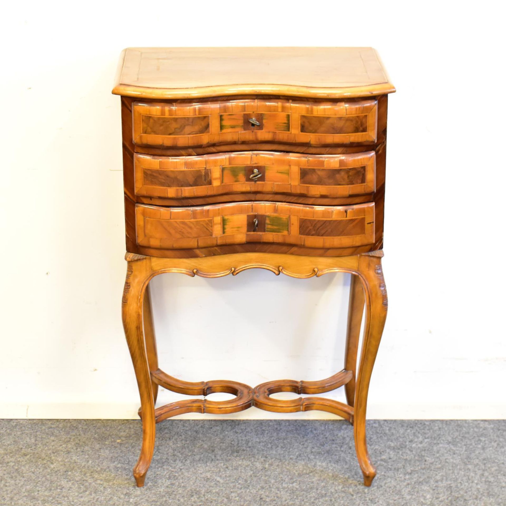 Beistellkommode. 19. Jh. und später | Nussbaum, Zwetschge und andere Hölzer furniert.