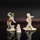 Zwei Putten und Anhänger. Nymphenburg | Porzellan, farbig staffiert bzw. weiß.