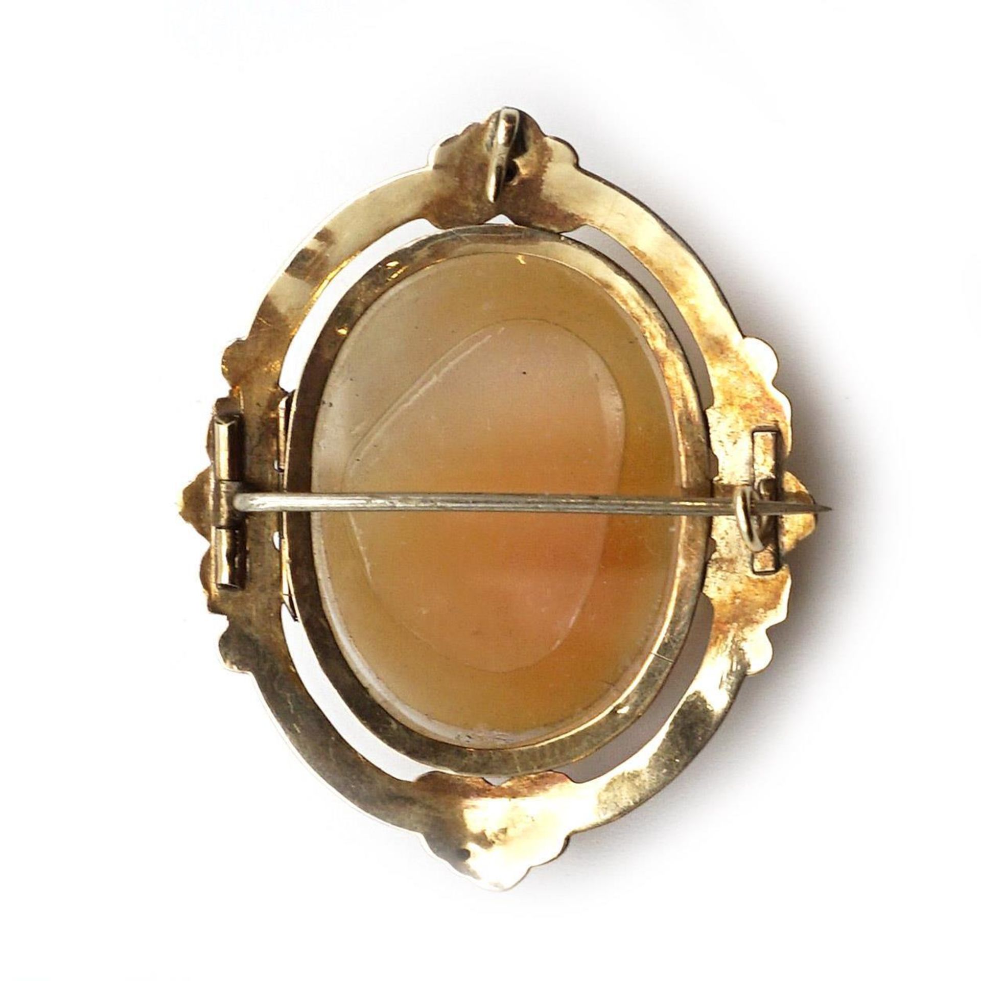 Brosche/Anhänger. Rahmung 14 K GG (getestet), Nadel unedel, rückseitig verglast. - Bild 2 aus 2