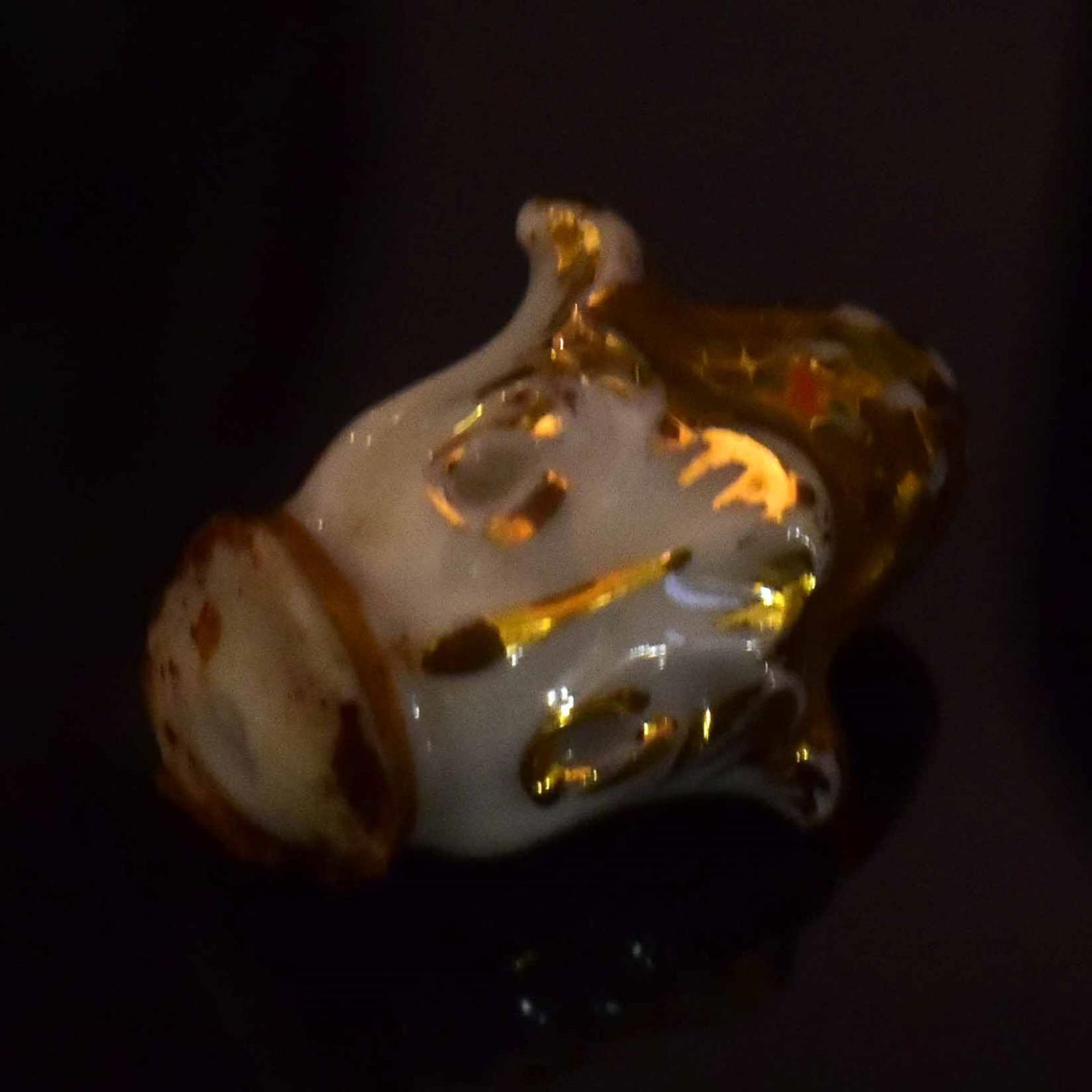 Deckelvase auf Postament. Ernst Teichert, Meissen, vor 1925 | Porzellan, Farb- und Goldstaffage. - Bild 3 aus 3