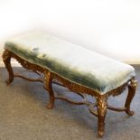 Sitzbank. Um 1900, Barockstil | Holz, geschnitzt, Gold- und Farbfassung. Samtbezug.