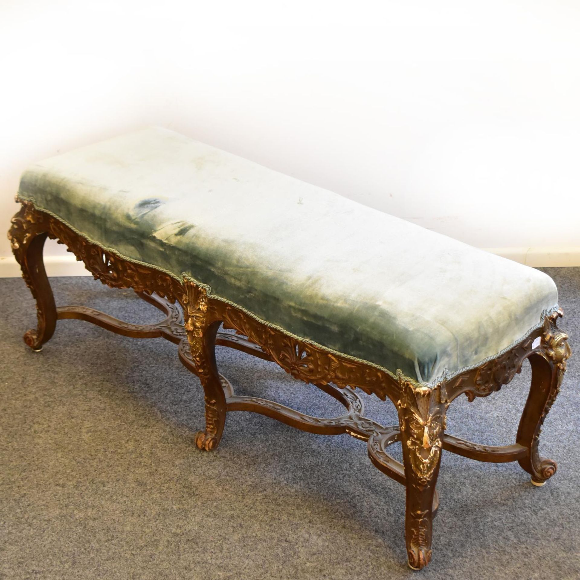 Sitzbank. Um 1900, Barockstil | Holz, geschnitzt, Gold- und Farbfassung. Samtbezug.