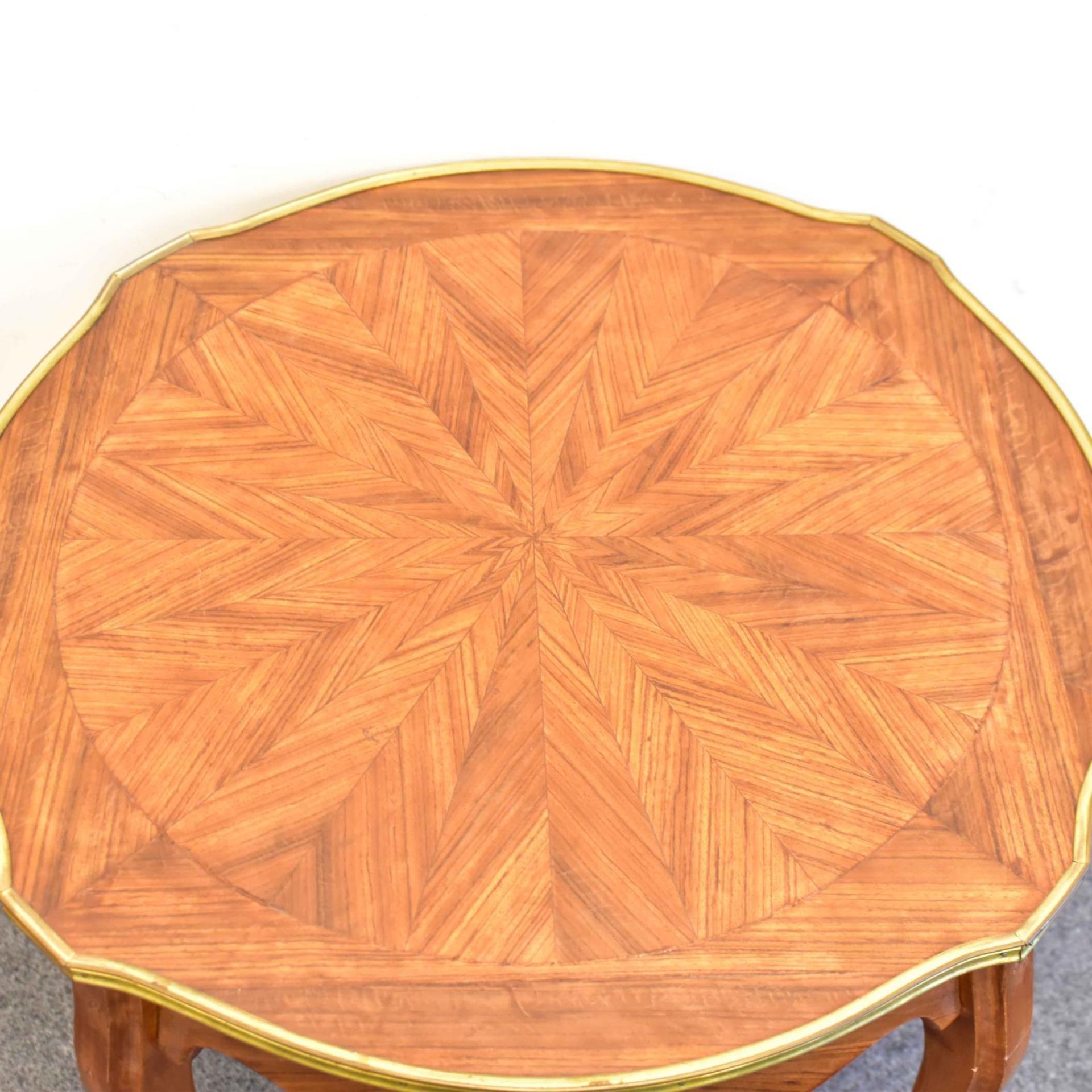 Beistelltisch. um 1900, Barockstil | Verschiedene Hölzer, tlw. furniert. Messingbeschläge. - Bild 2 aus 2