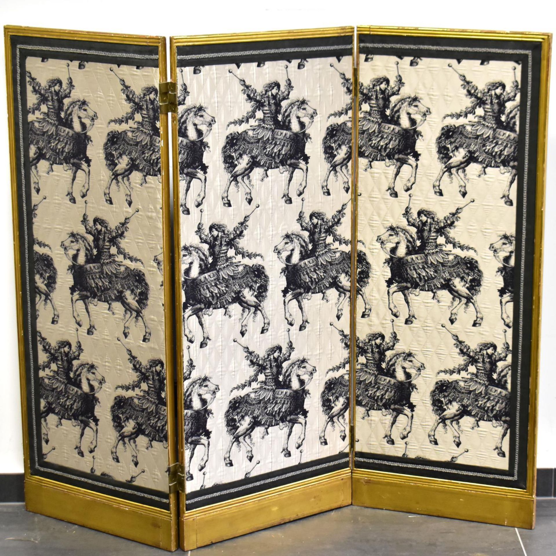 Paravent. 20. Jh. | Holz, vergoldet. Stoffbezug.