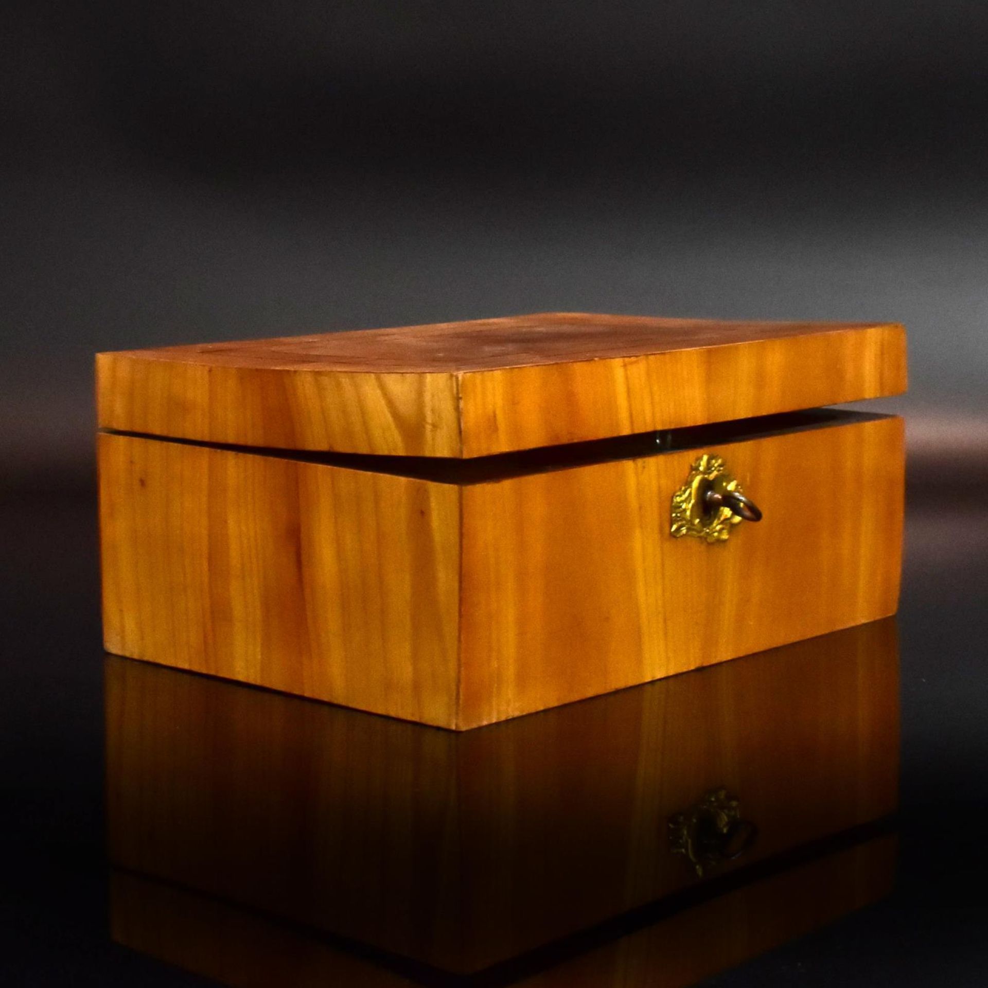 Schmuckschatulle. Erste Hälfte 19. Jh., Biedermeier | Kirsche und andere Hölzer furniert auf Fich...